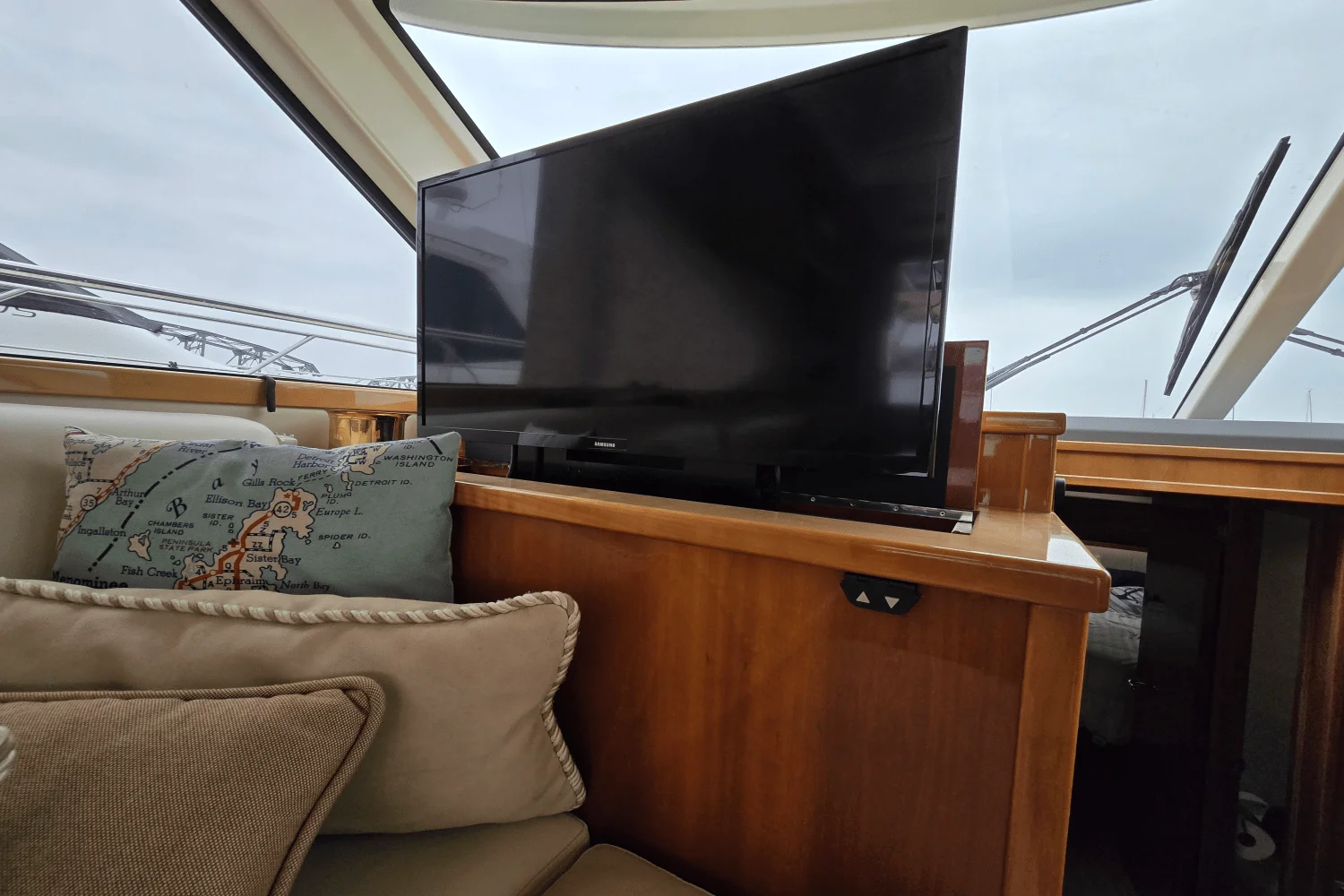 2009 Riviera 4400 SPORT YACHT Image Thumbnail #23