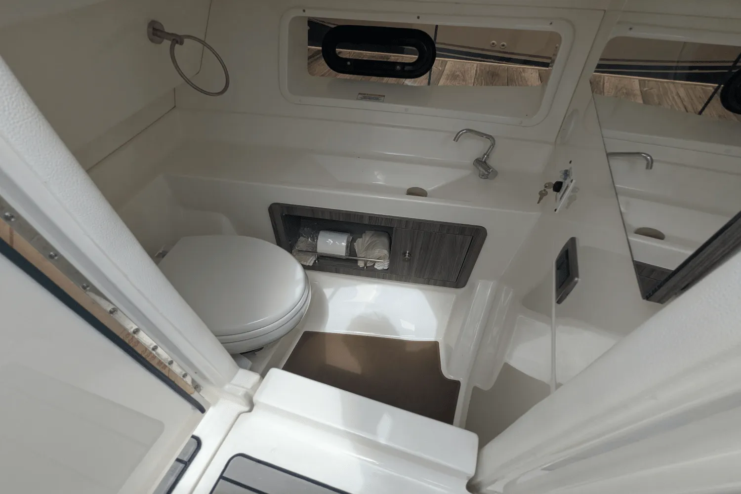 2023 Sea Ray 350 SLX Image Thumbnail #17