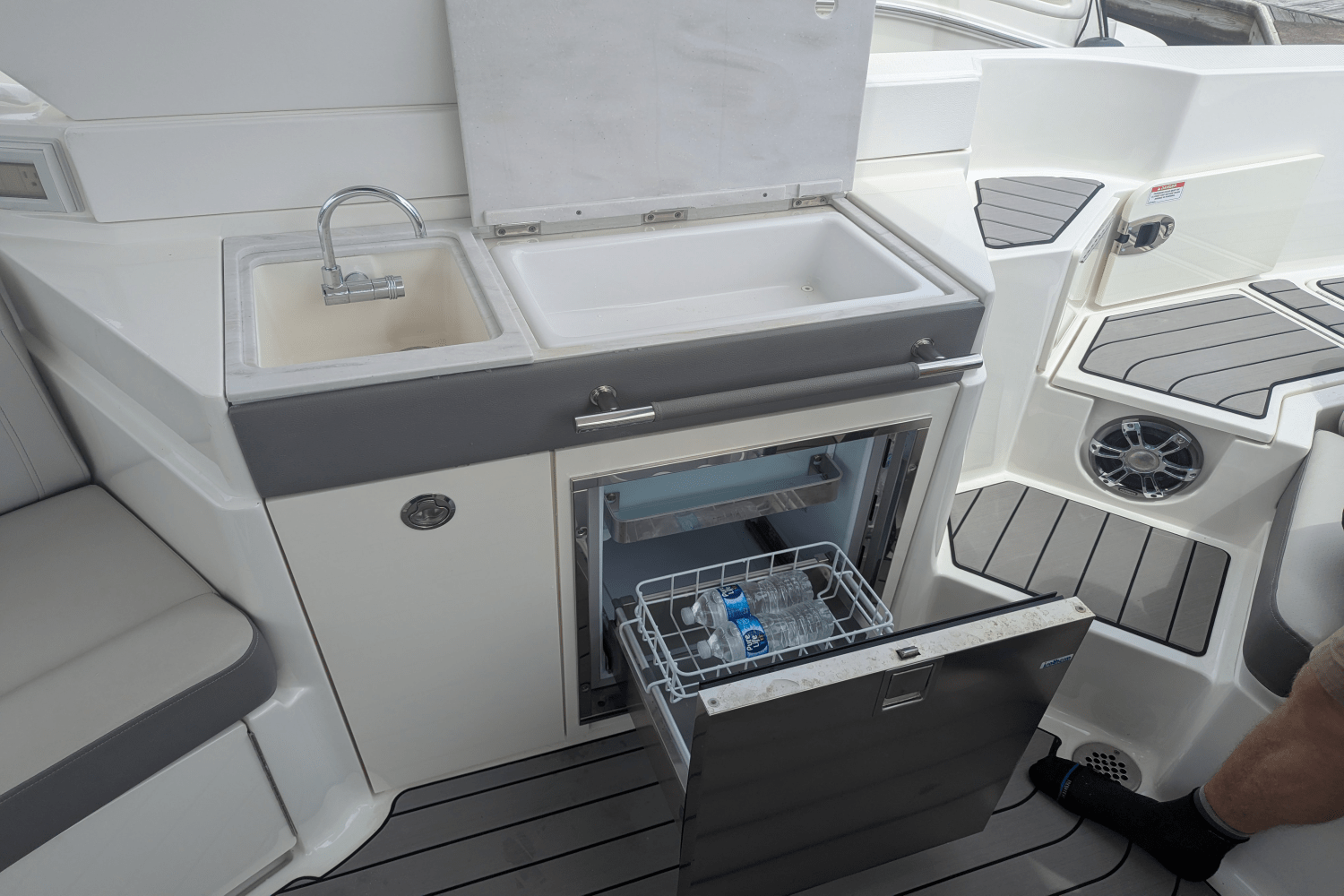 2023 Sea Ray 350 SLX Image Thumbnail #23