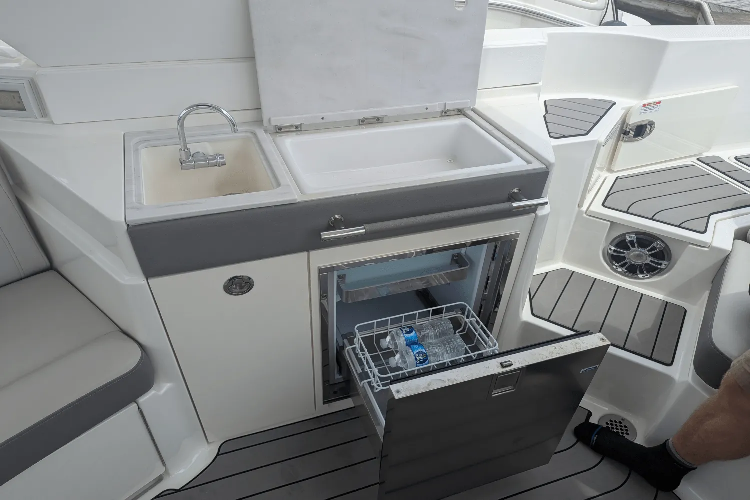 2023 Sea Ray 350 SLX Image Thumbnail #23