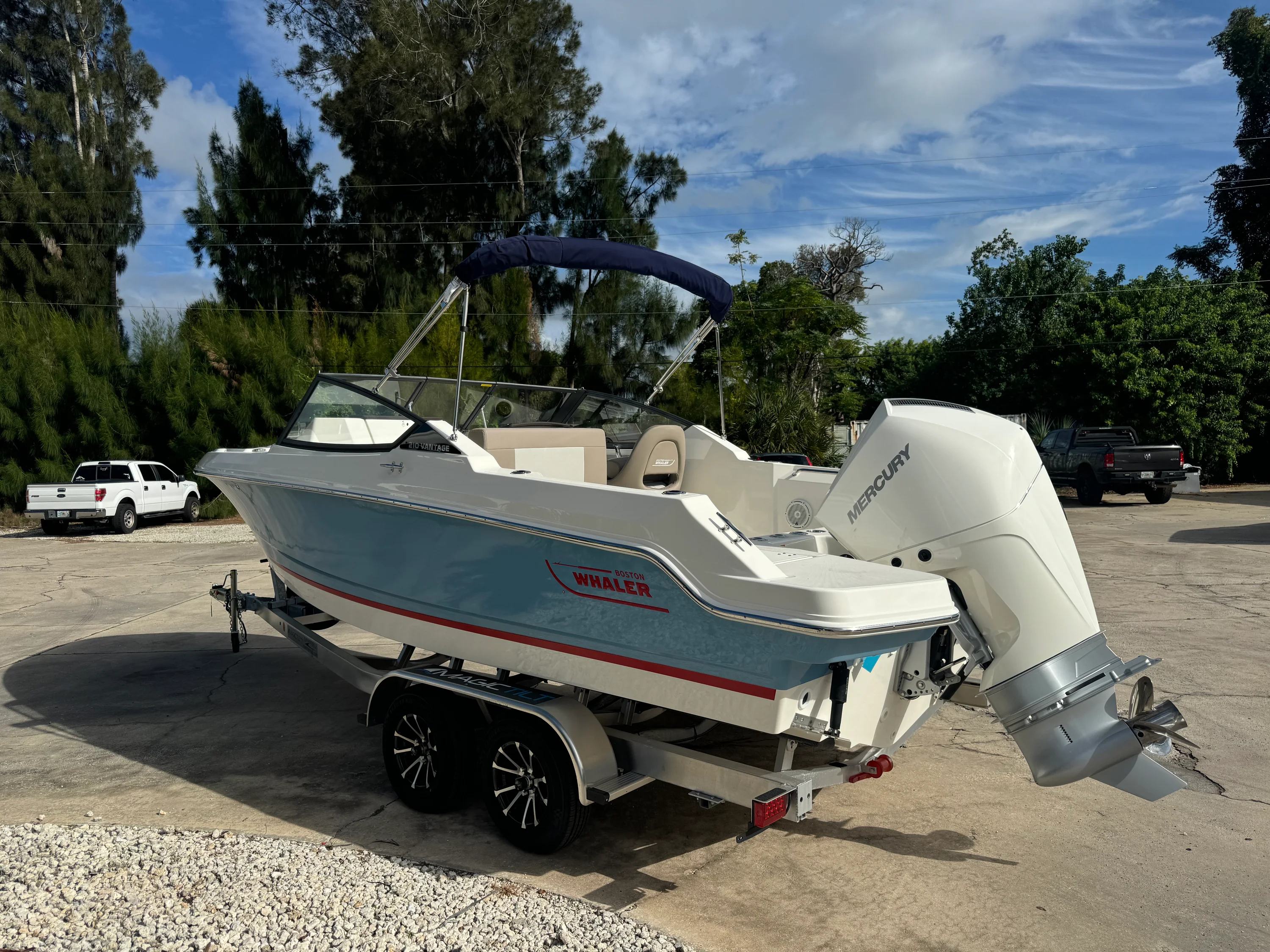 2026 Boston Whaler 210 Vantage Image Thumbnail #3
