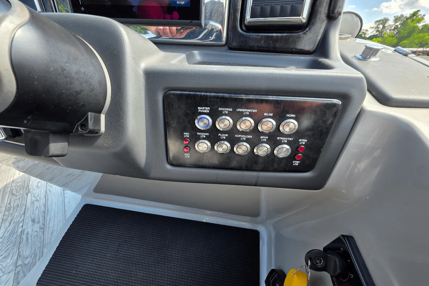 2018 SunCatcher E326GT TRITOON Image Thumbnail #15