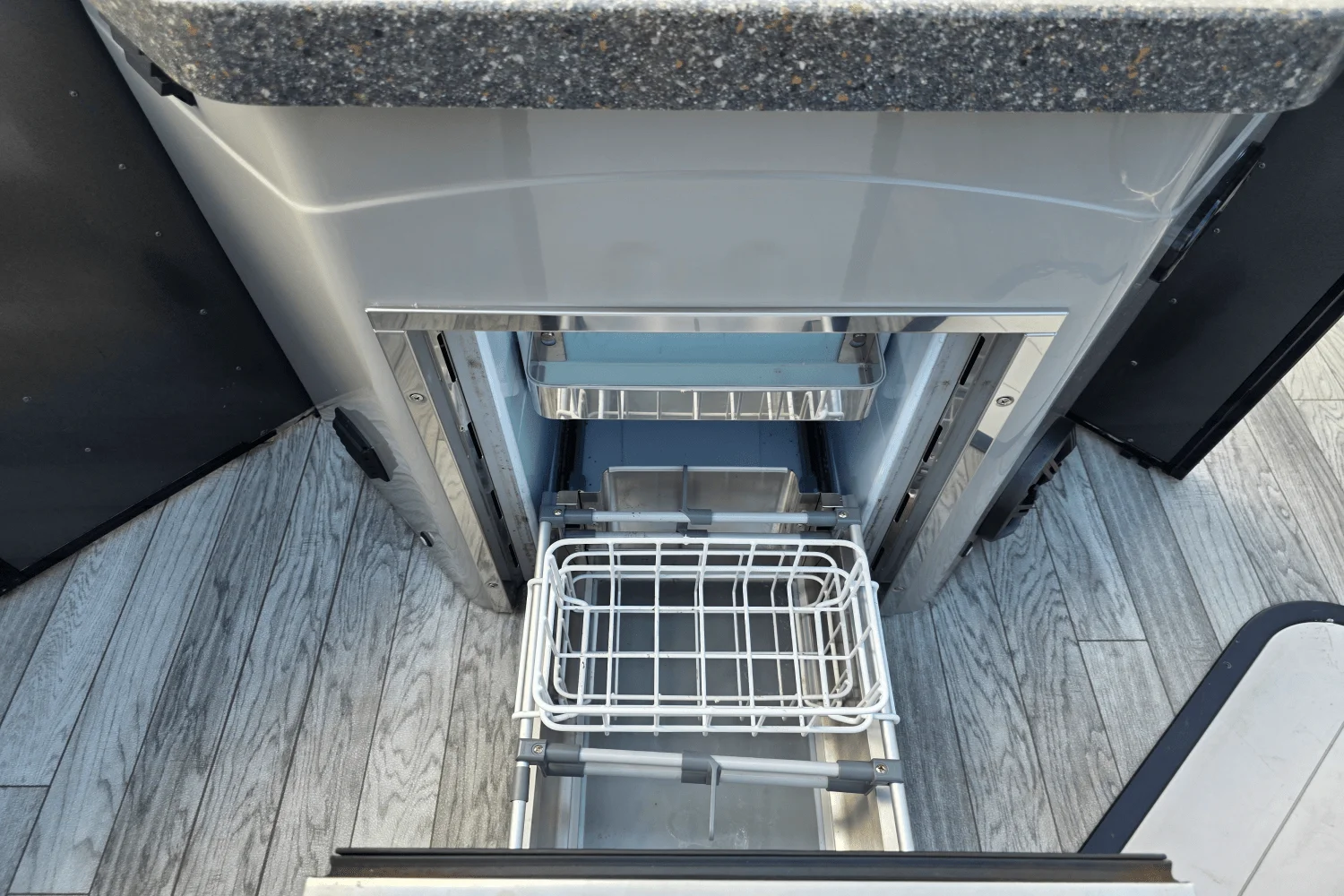 2018 SunCatcher E326GT TRITOON Image Thumbnail #6