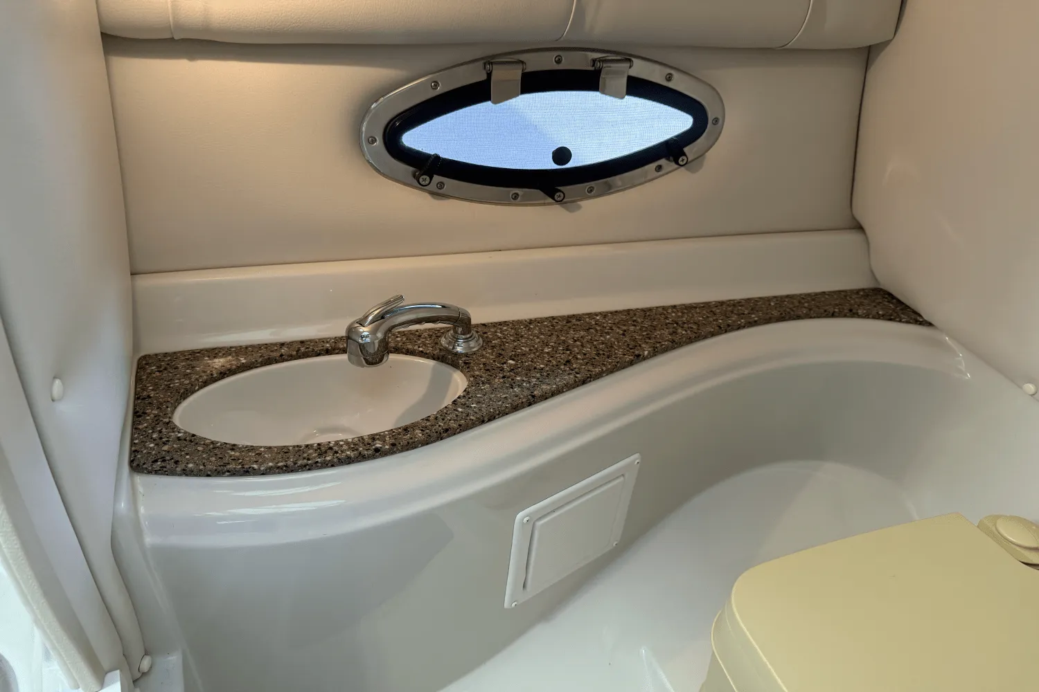 2018 Crownline E23 Image Thumbnail #57
