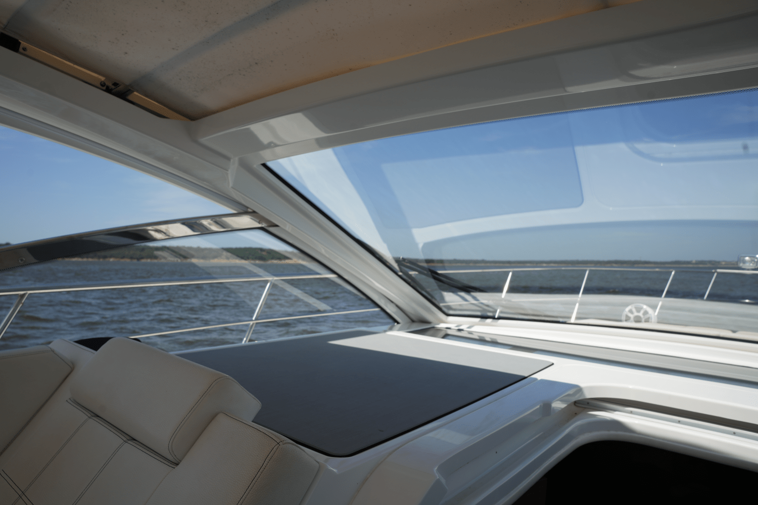 2018 Cruisers Yachts 390 EXPRESS COUPE Image Thumbnail #31