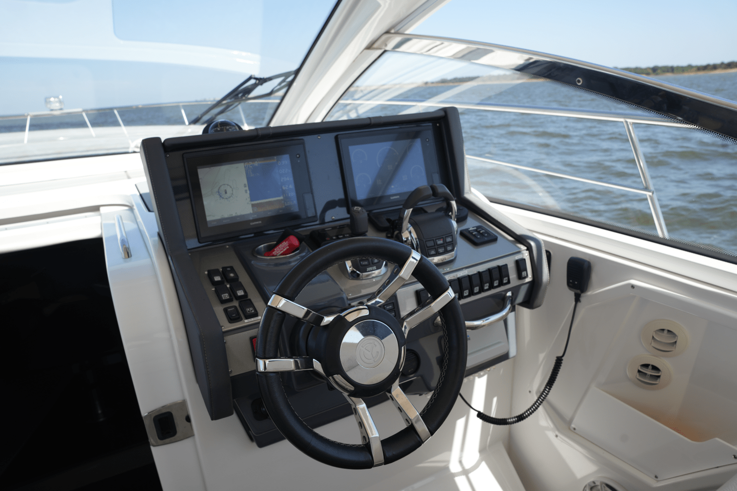 2018 Cruisers Yachts 390 EXPRESS COUPE Image Thumbnail #29