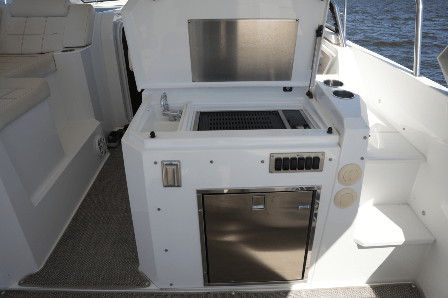 2018 Cruisers Yachts 390 EXPRESS COUPE Image Thumbnail #25