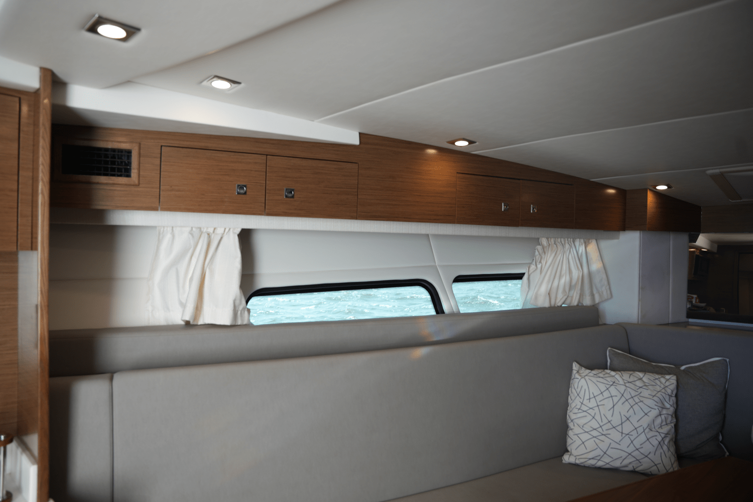 2018 Cruisers Yachts 390 EXPRESS COUPE Image Thumbnail #36
