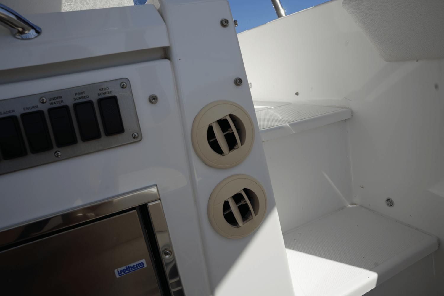 2018 Cruisers Yachts 390 EXPRESS COUPE Image Thumbnail #26