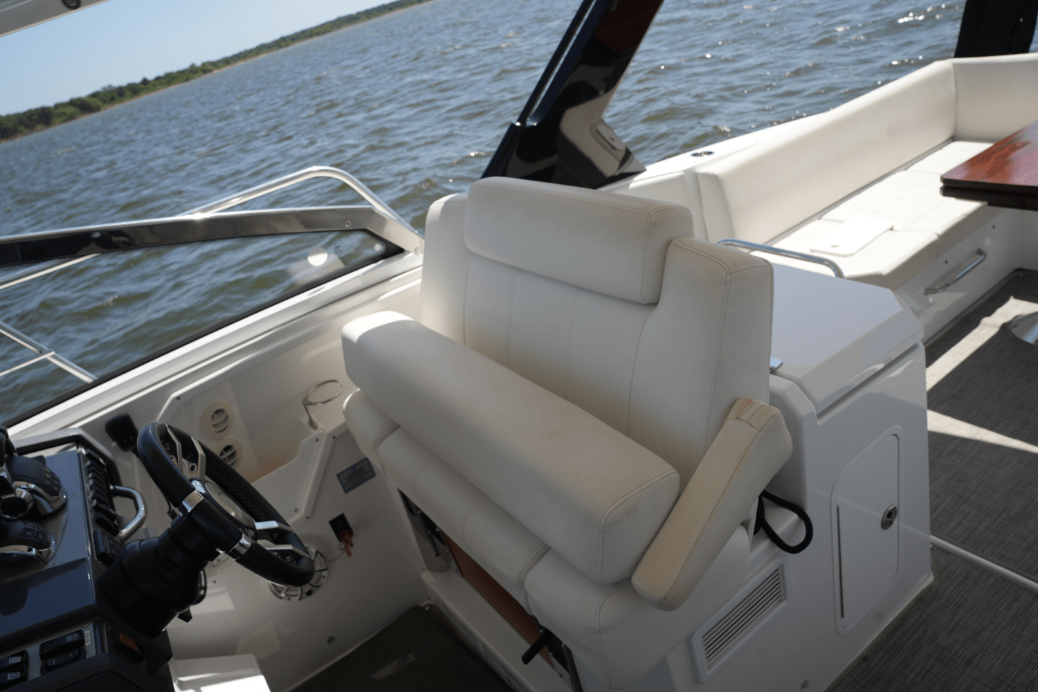 2018 Cruisers Yachts 390 EXPRESS COUPE Image Thumbnail #28