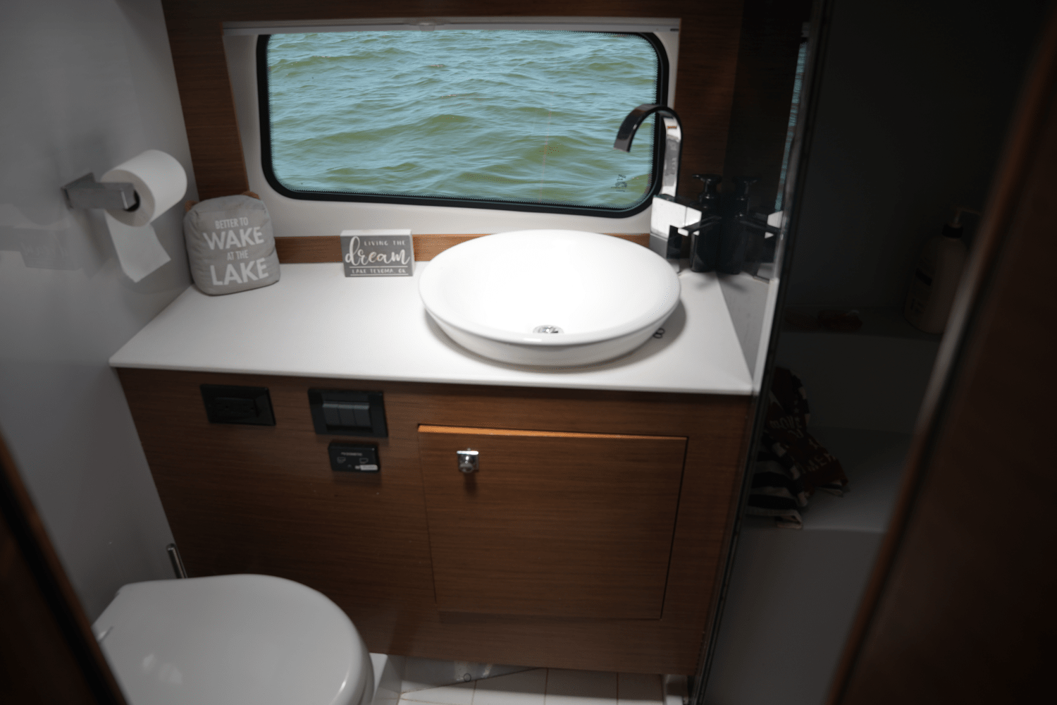 2018 Cruisers Yachts 390 EXPRESS COUPE Image Thumbnail #55
