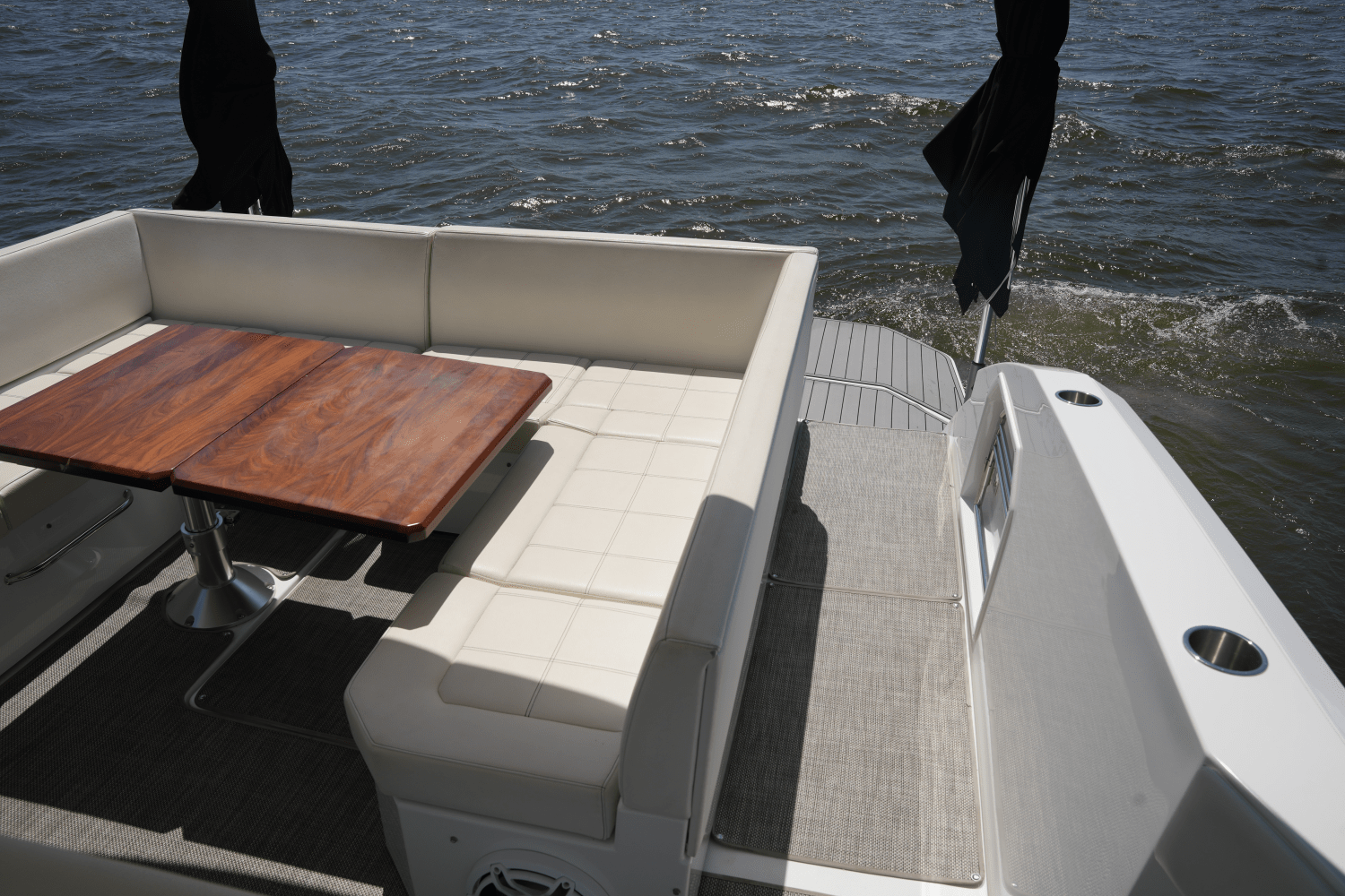 2018 Cruisers Yachts 390 EXPRESS COUPE Image Thumbnail #21