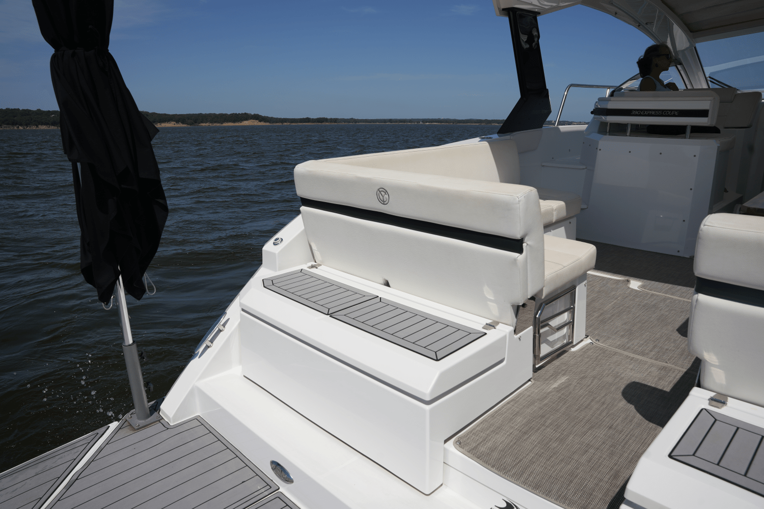 2018 Cruisers Yachts 390 EXPRESS COUPE Image Thumbnail #10