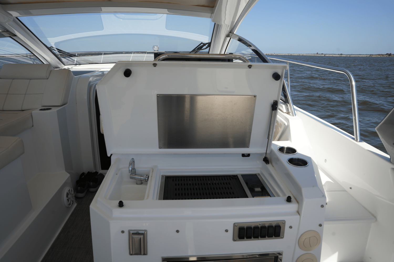 2018 Cruisers Yachts 390 EXPRESS COUPE Image Thumbnail #24