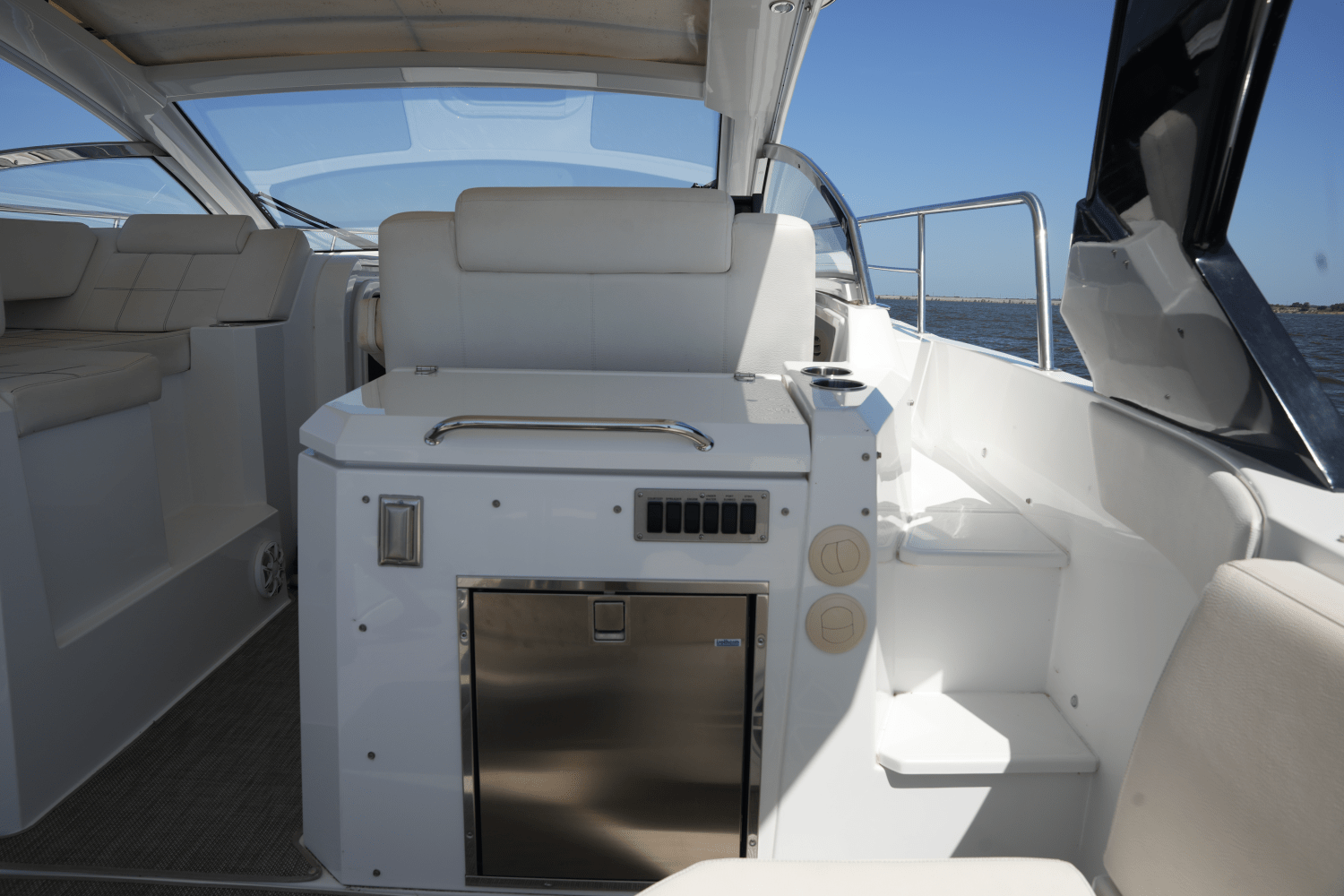 2018 Cruisers Yachts 390 EXPRESS COUPE Image Thumbnail #23