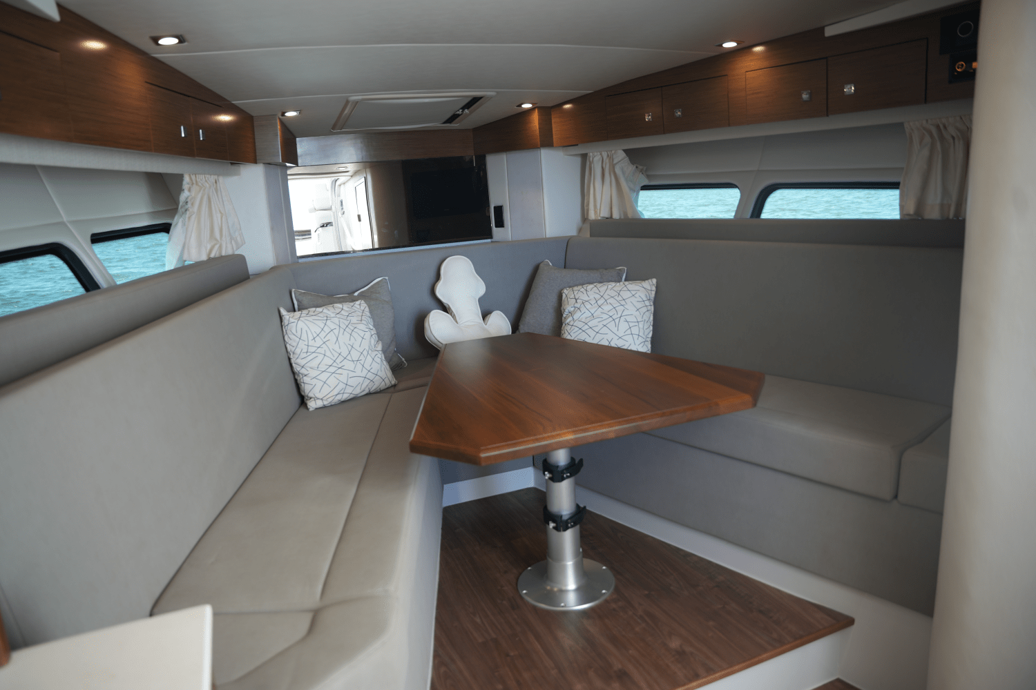 2018 Cruisers Yachts 390 EXPRESS COUPE Image Thumbnail #33