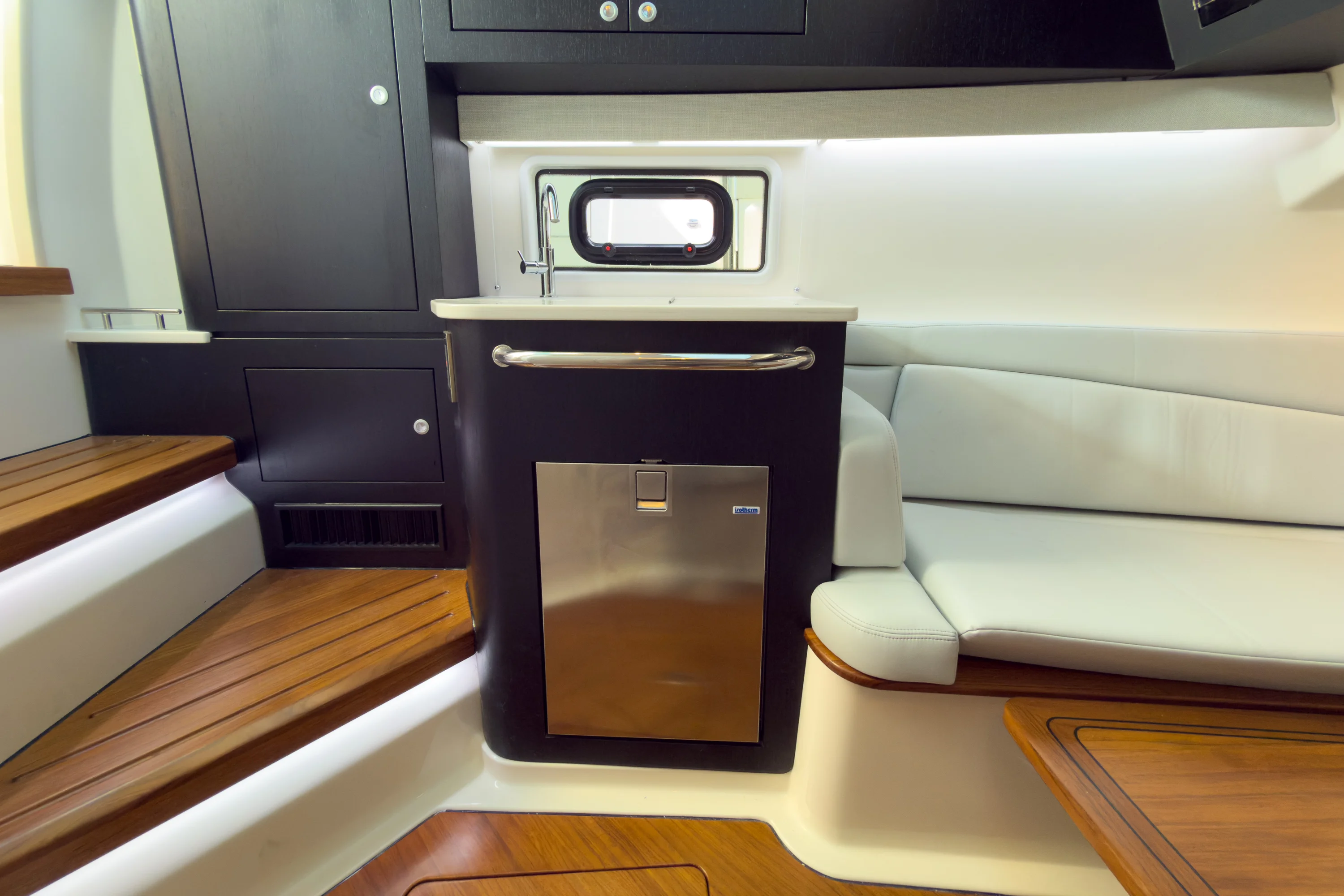 2026 Boston Whaler 380 Realm Image Thumbnail #19