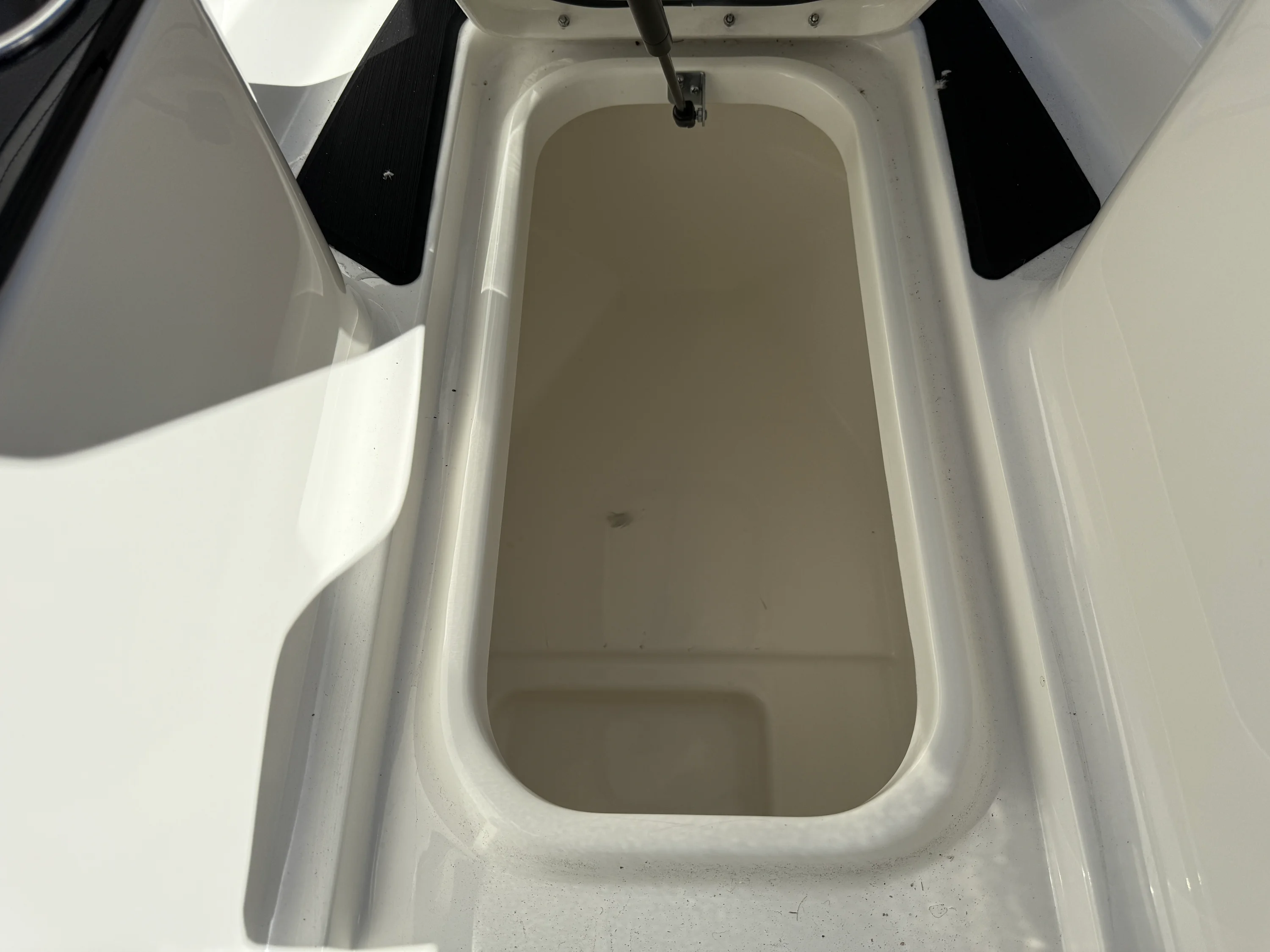 2026 Sea Ray SLX 260 Outboard Image Thumbnail #9