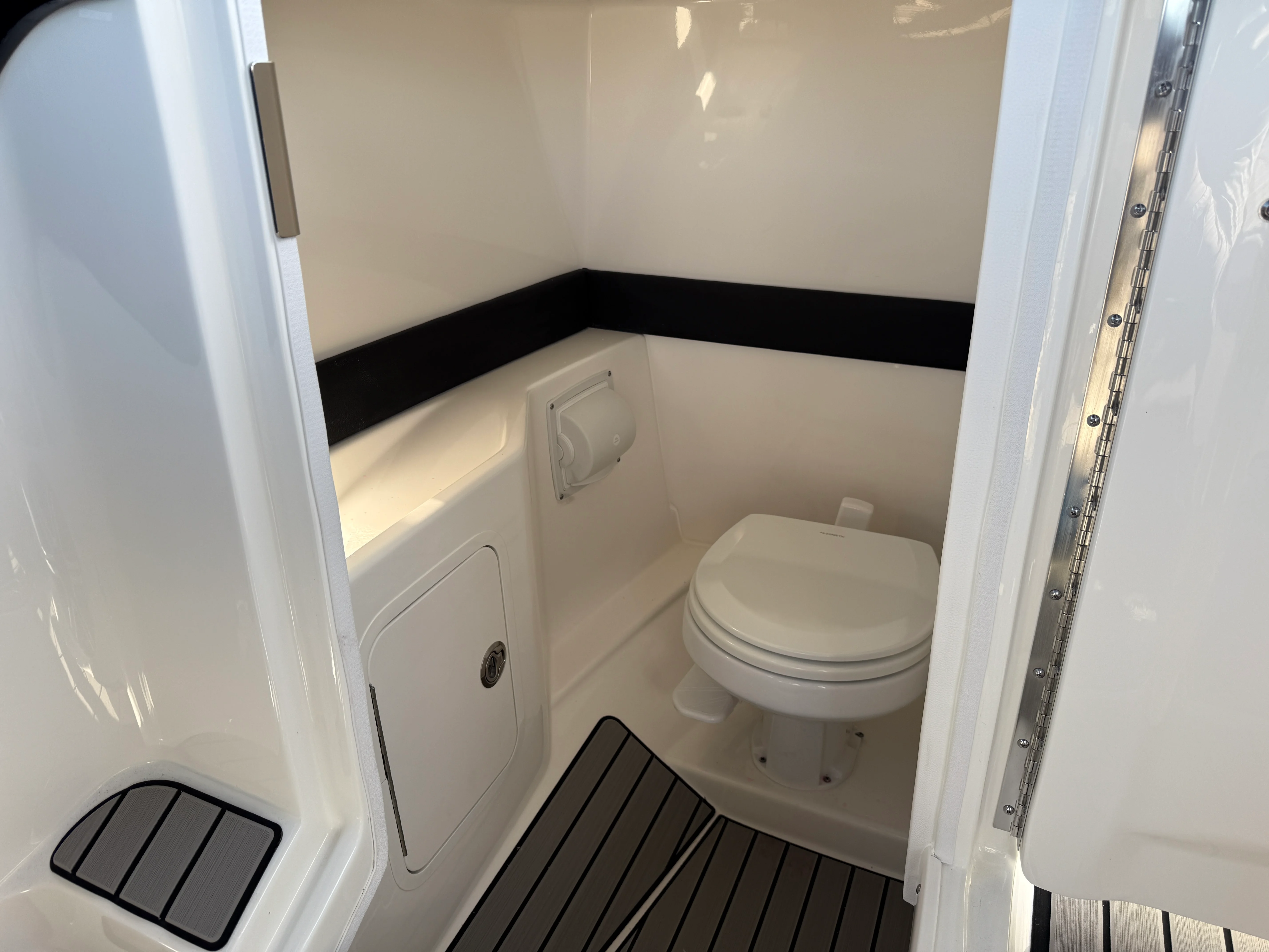 2026 Sea Ray SLX 260 Outboard Image Thumbnail #14