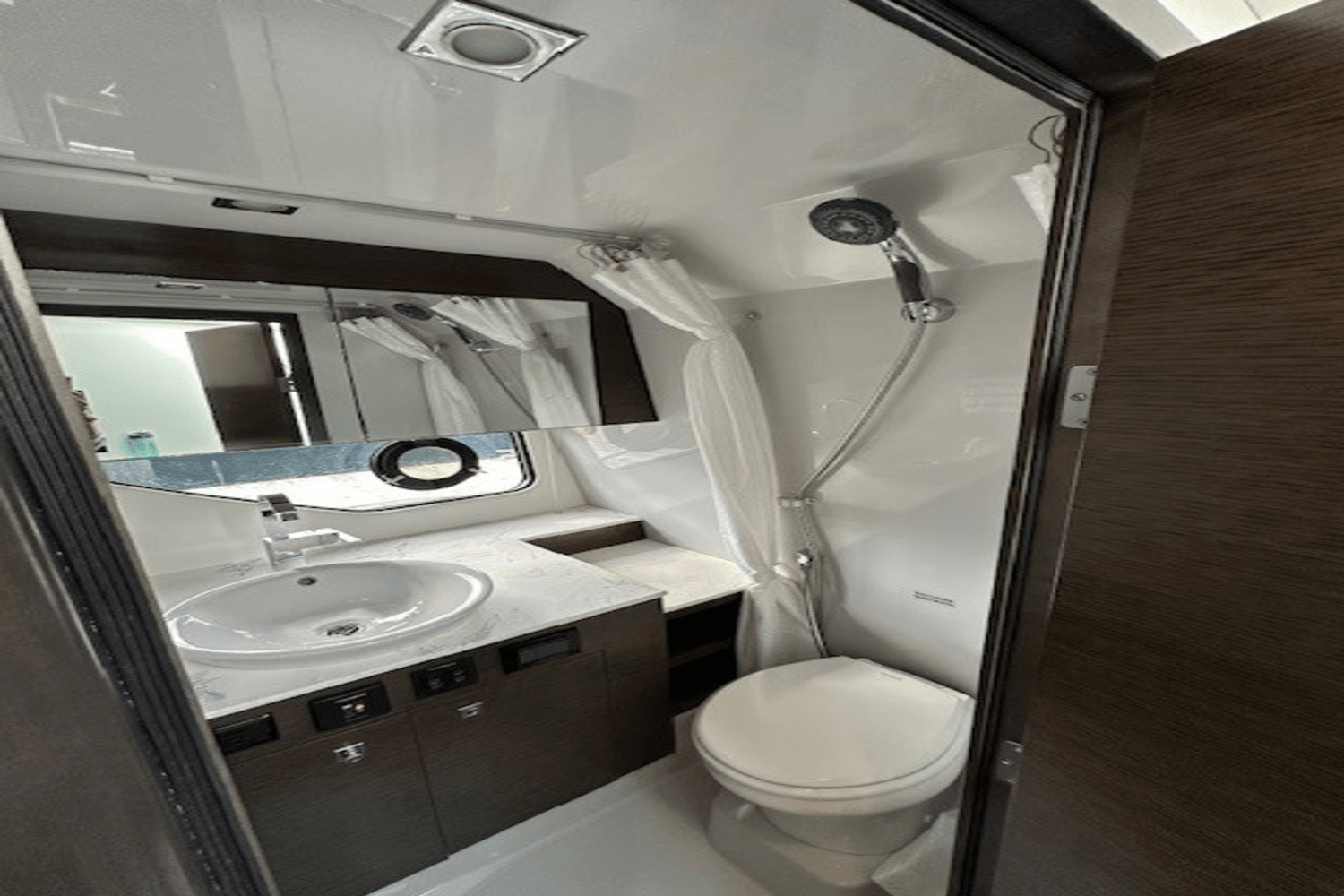 2020 Cruisers Yachts 38 GLS Image Thumbnail #10