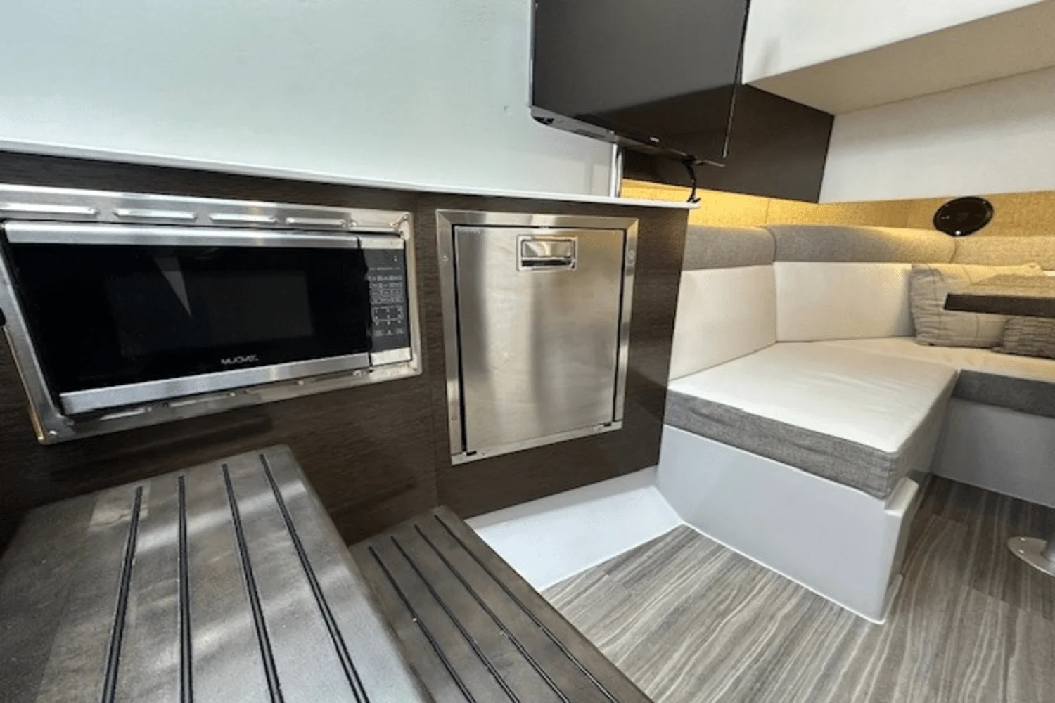 2020 Cruisers Yachts 38 GLS Image Thumbnail #10