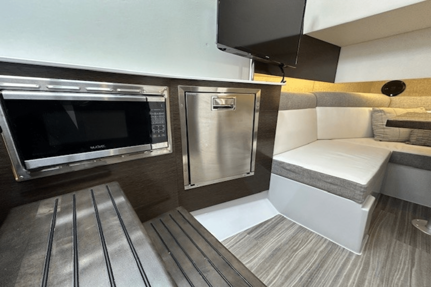 2020 Cruisers Yachts 38 GLS Image Thumbnail #8