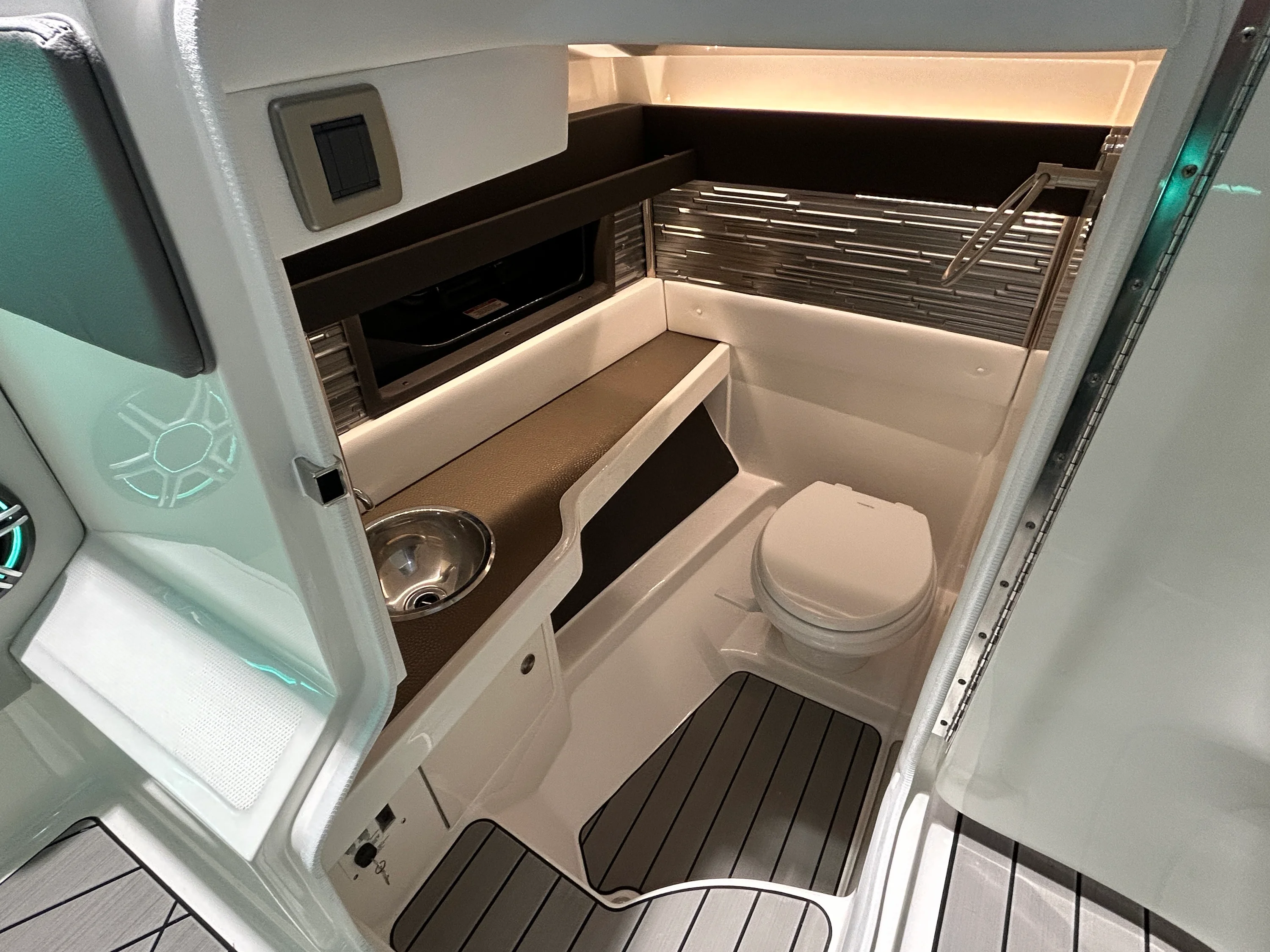 2026 Sea Ray SLX 310 Outboard Image Thumbnail #17