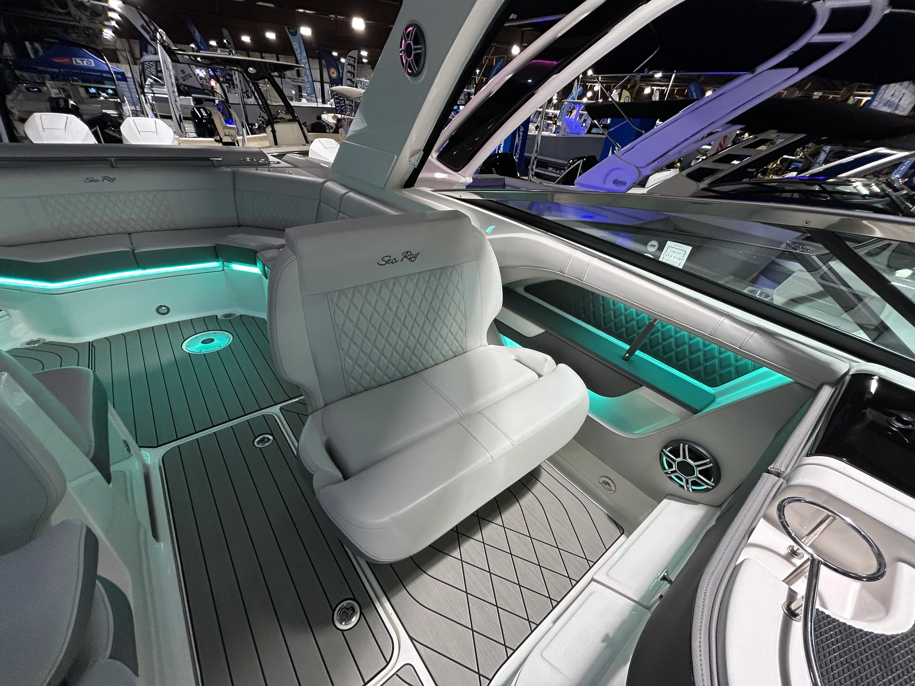 2026 Sea Ray SLX 310 Outboard Image Thumbnail #16