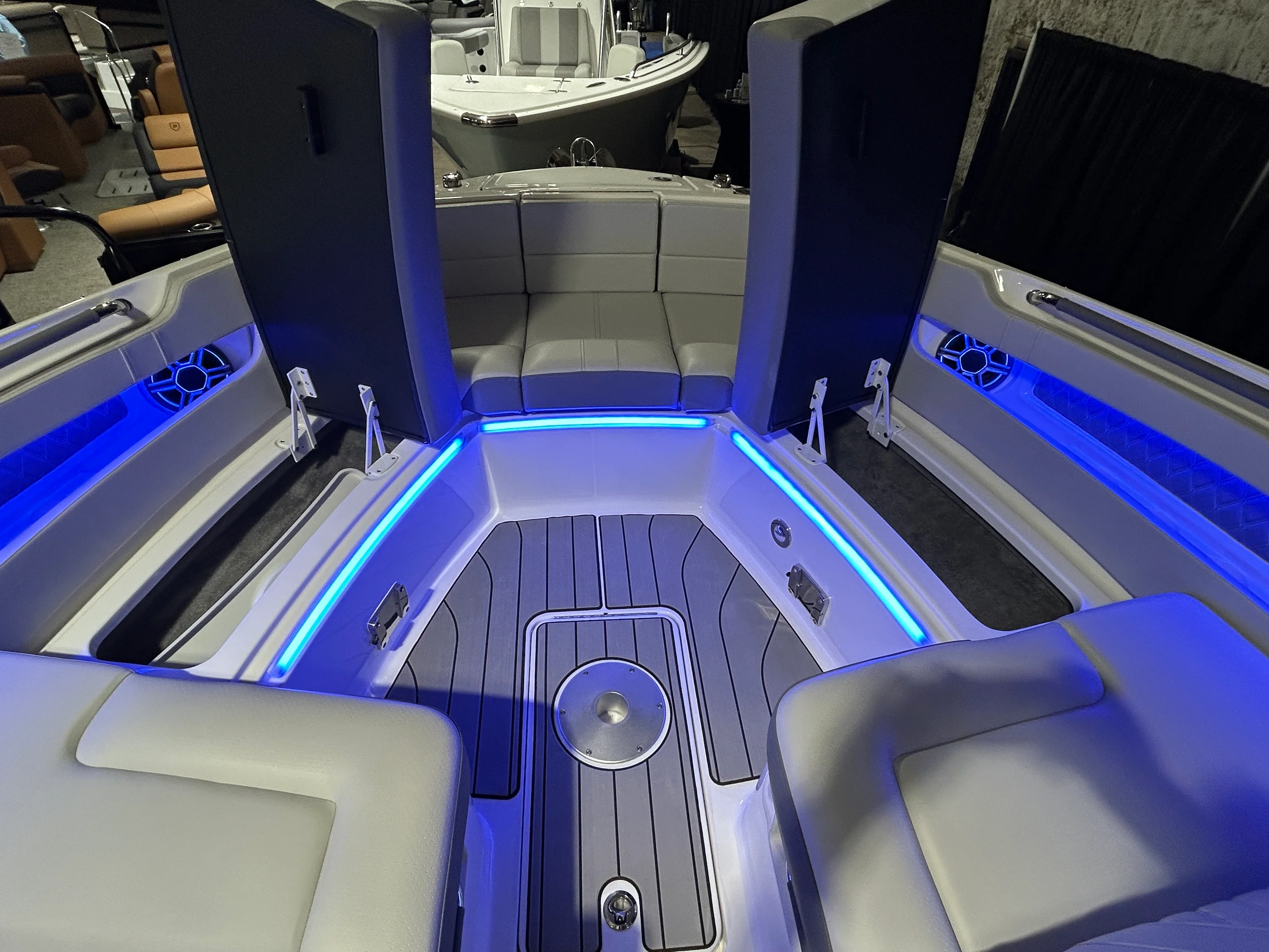 2026 Sea Ray SLX 310 Outboard Image Thumbnail #28