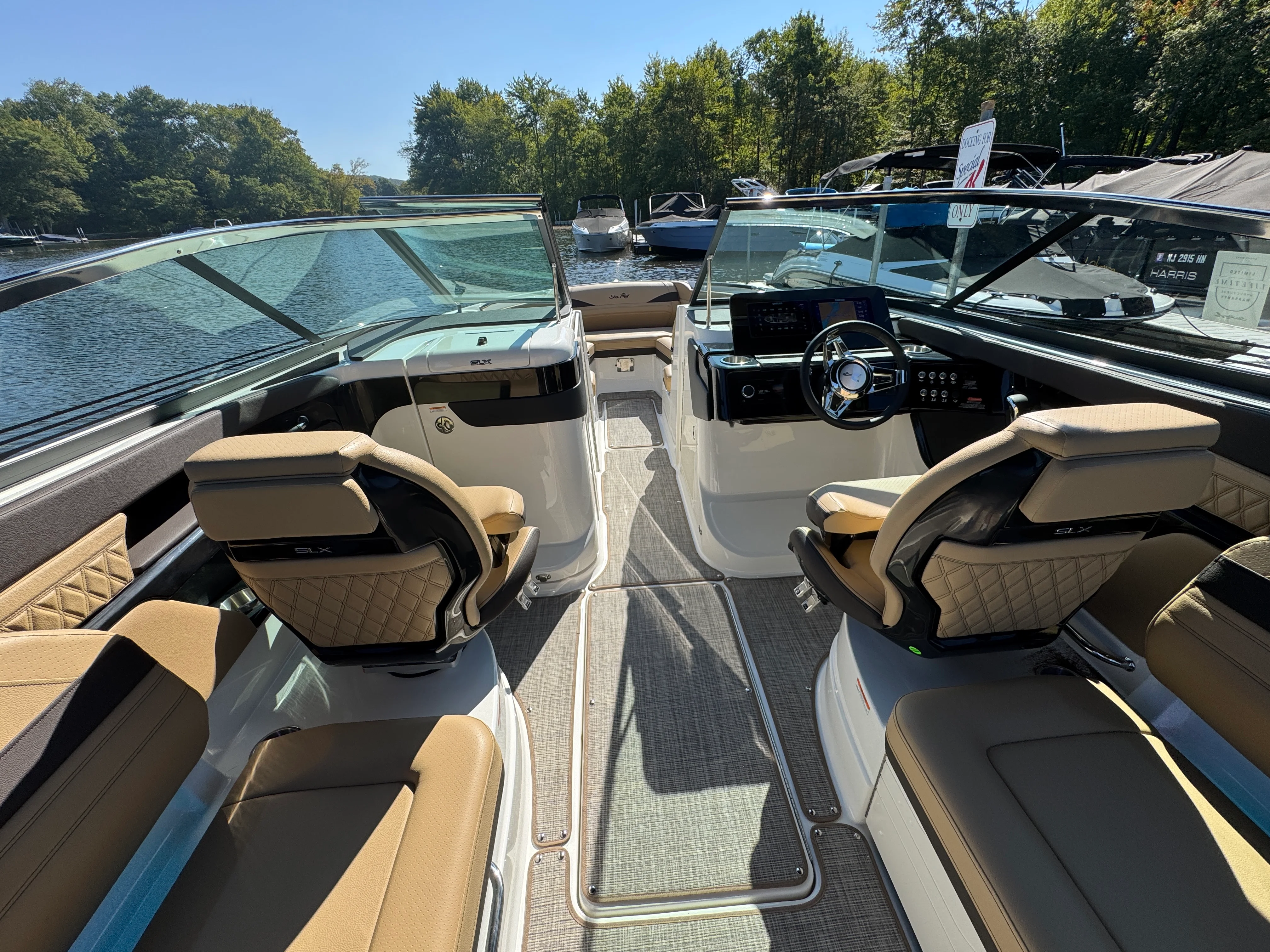 2026 Sea Ray SLX 260 Image Thumbnail #11