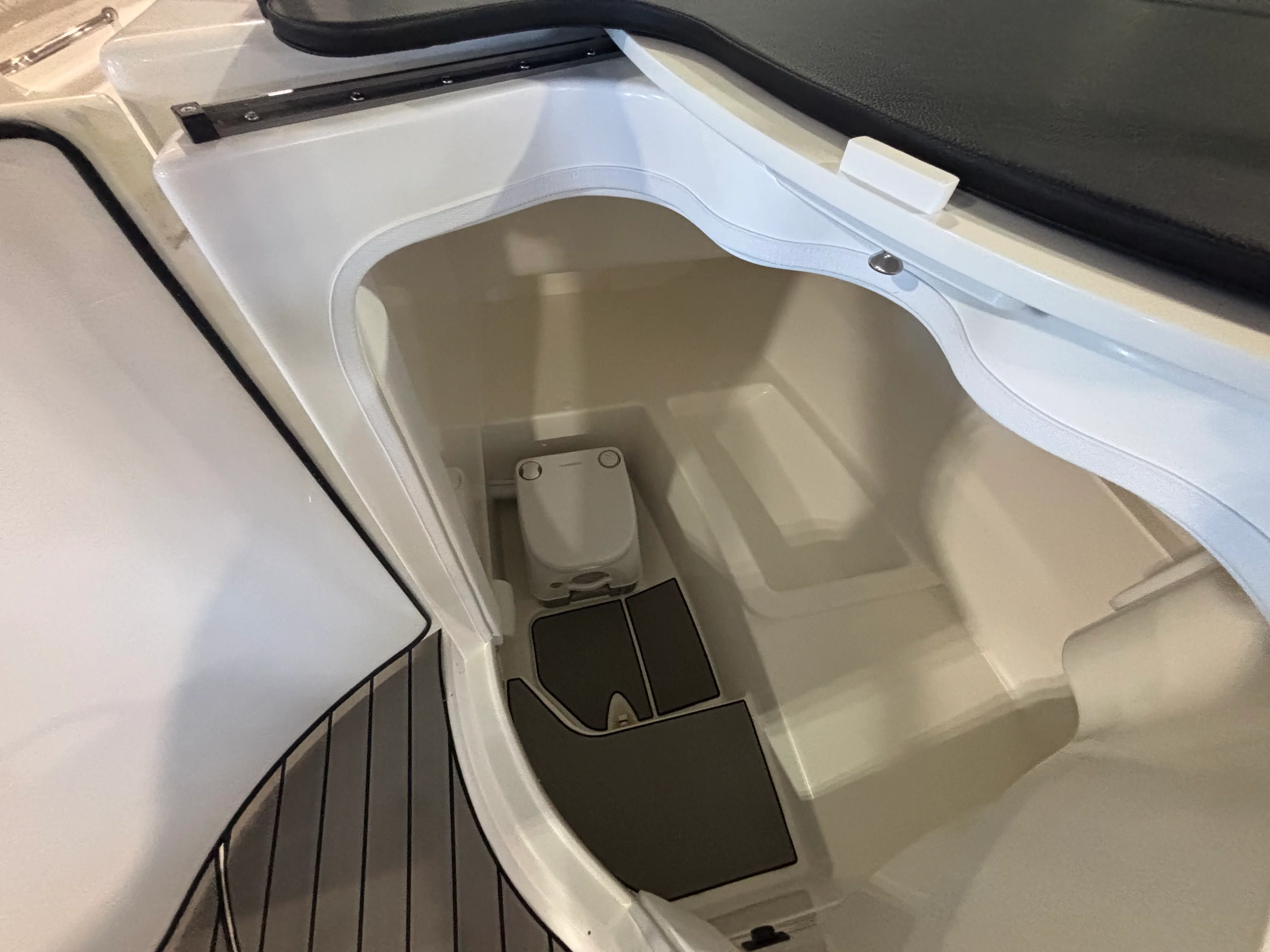 2026 Sea Ray SDX 230 Outboard Image Thumbnail #15