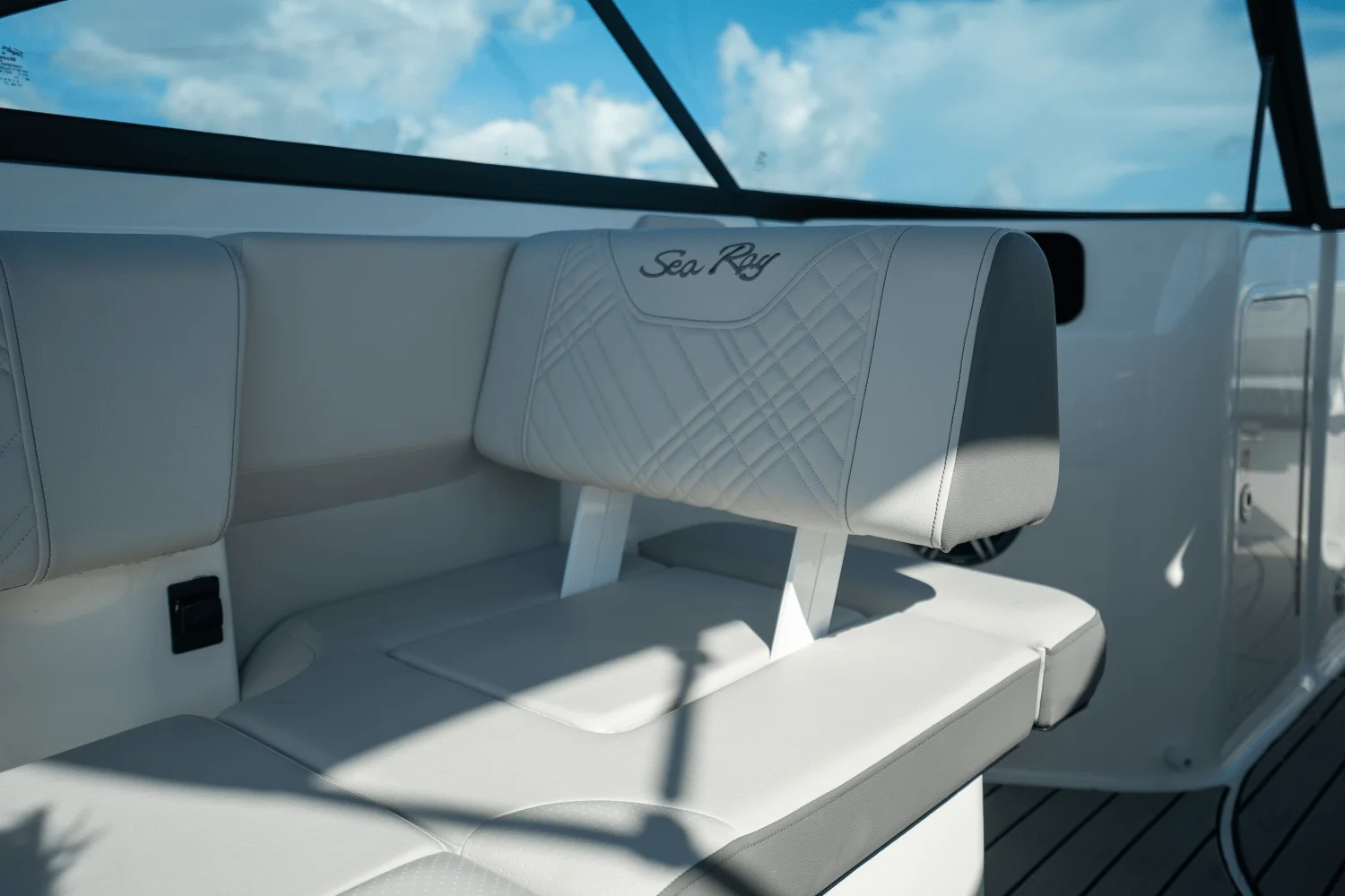 2026 Sea Ray SDX 230 Outboard Image Thumbnail #11