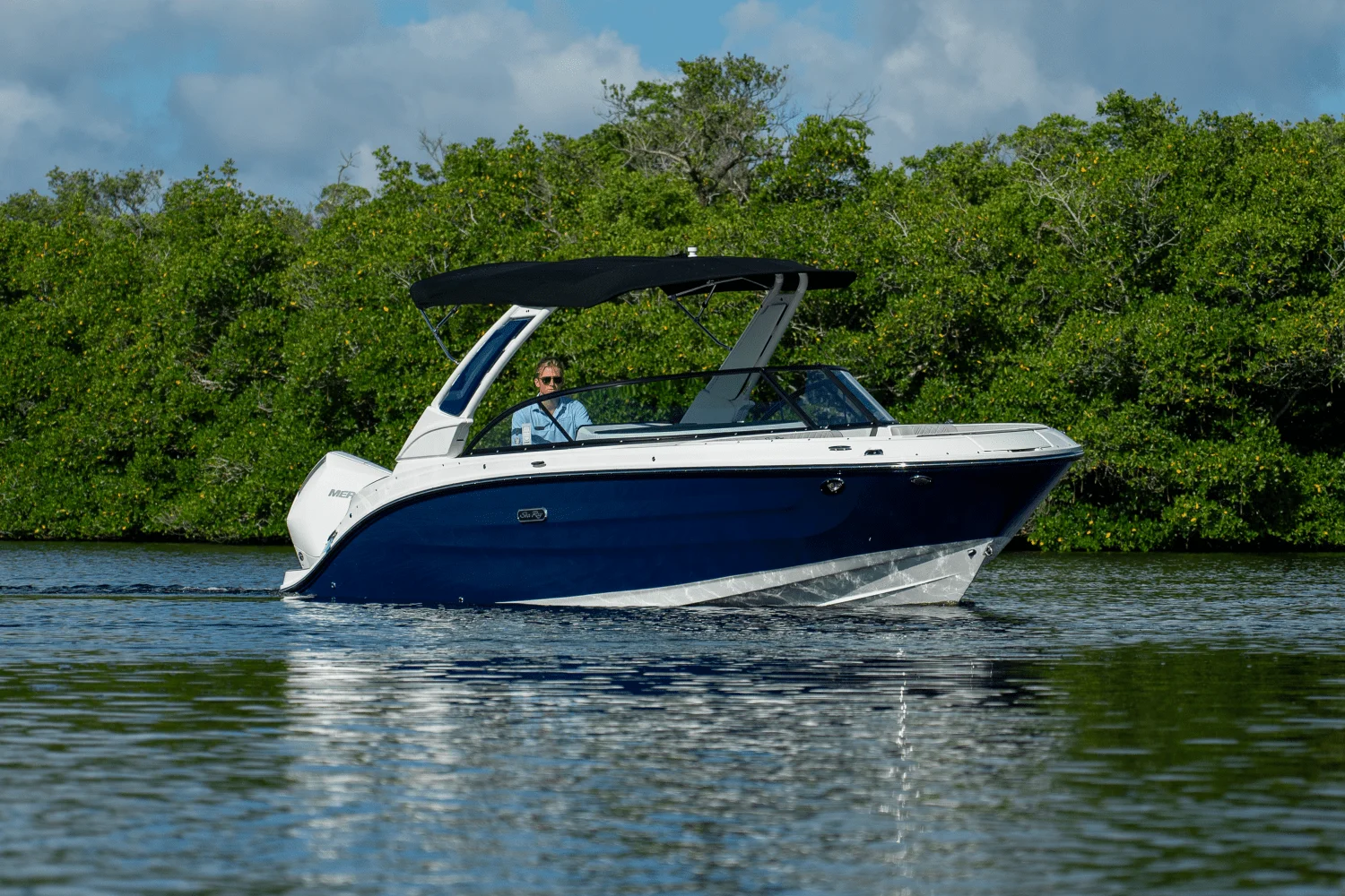 2026 Sea Ray SDX 230 Outboard Image Thumbnail #29
