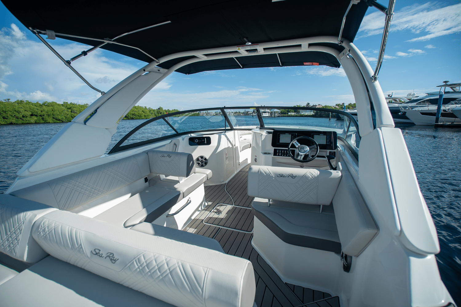 2026 Sea Ray SDX 230 Outboard Image Thumbnail #7