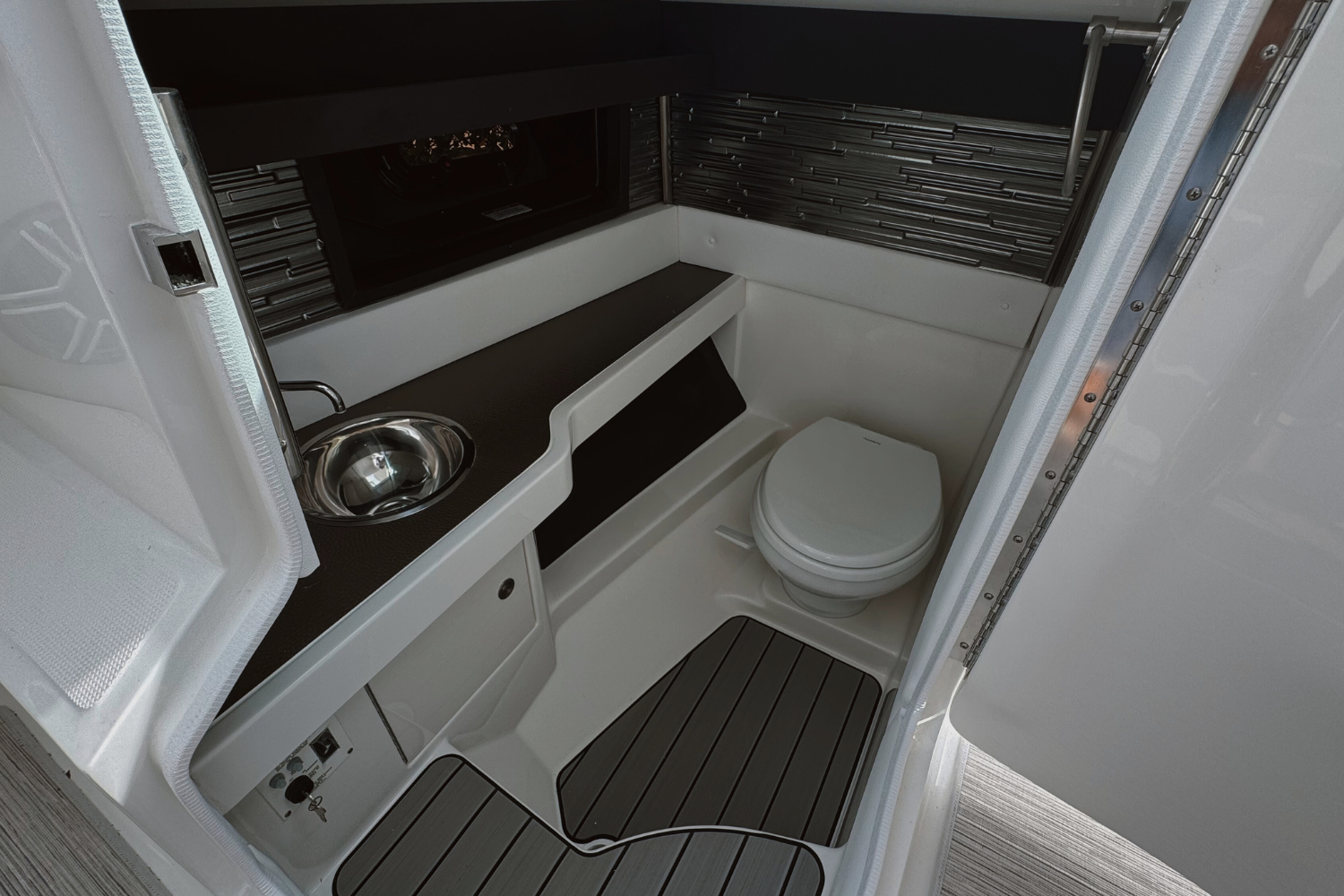 2026 Sea Ray SLX 310 Outboard Image Thumbnail #17