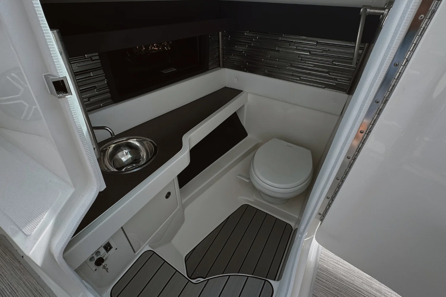 2026 Sea Ray SLX 310 Outboard Image Thumbnail #17