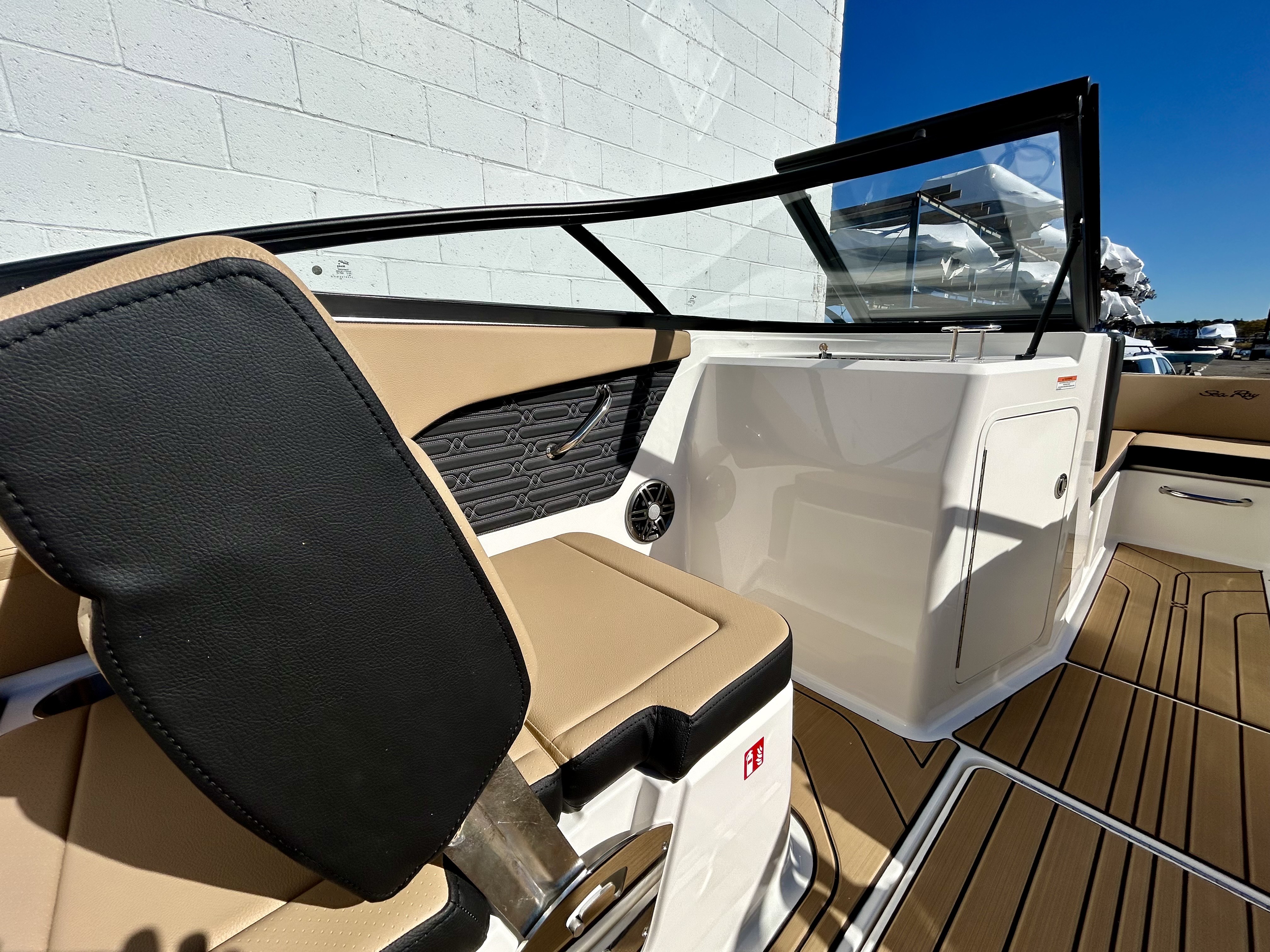 2026 Sea Ray SPX 210 Outboard Image Thumbnail #18