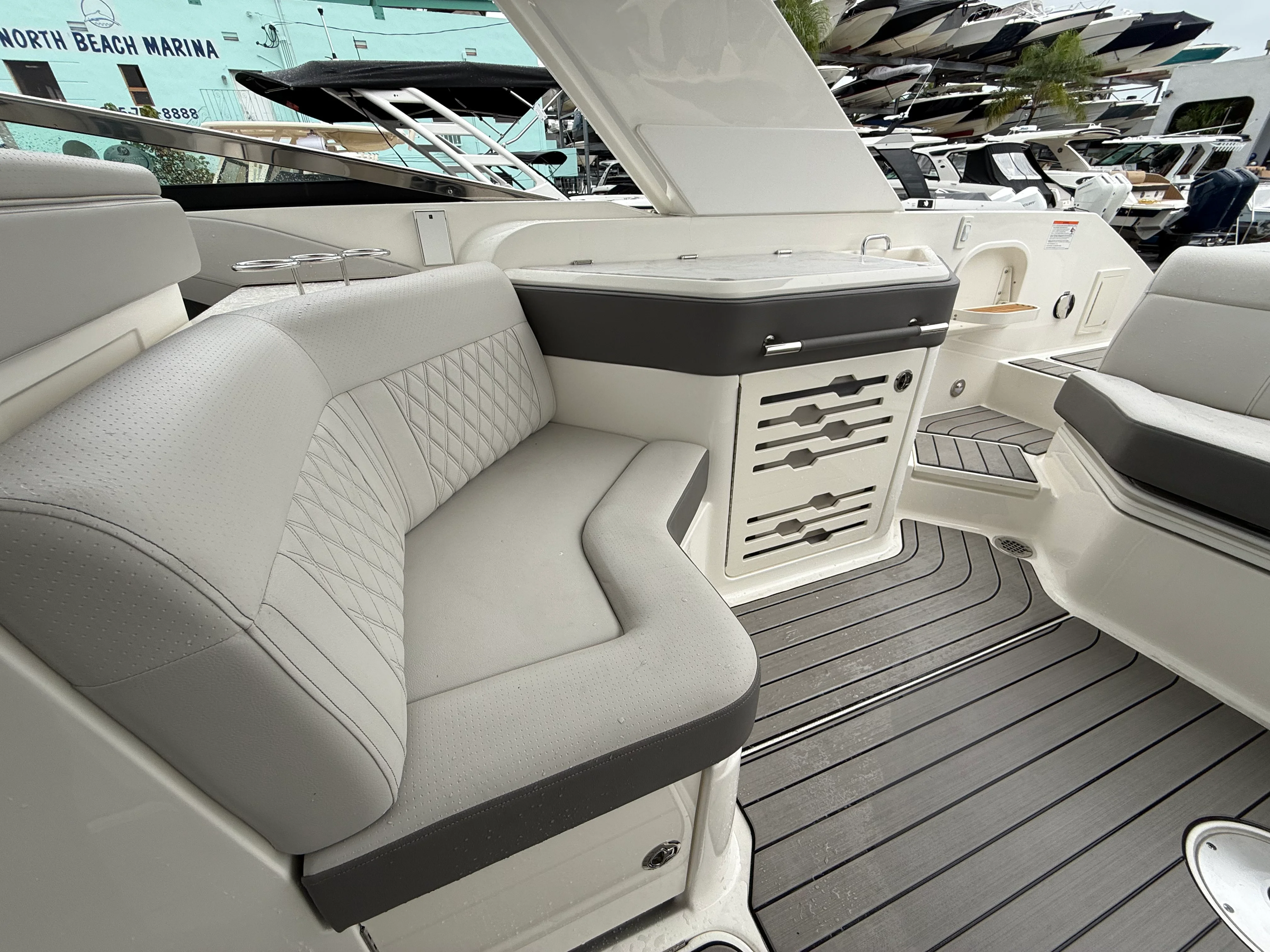 2026 Sea Ray SLX 310 Outboard Image Thumbnail #9