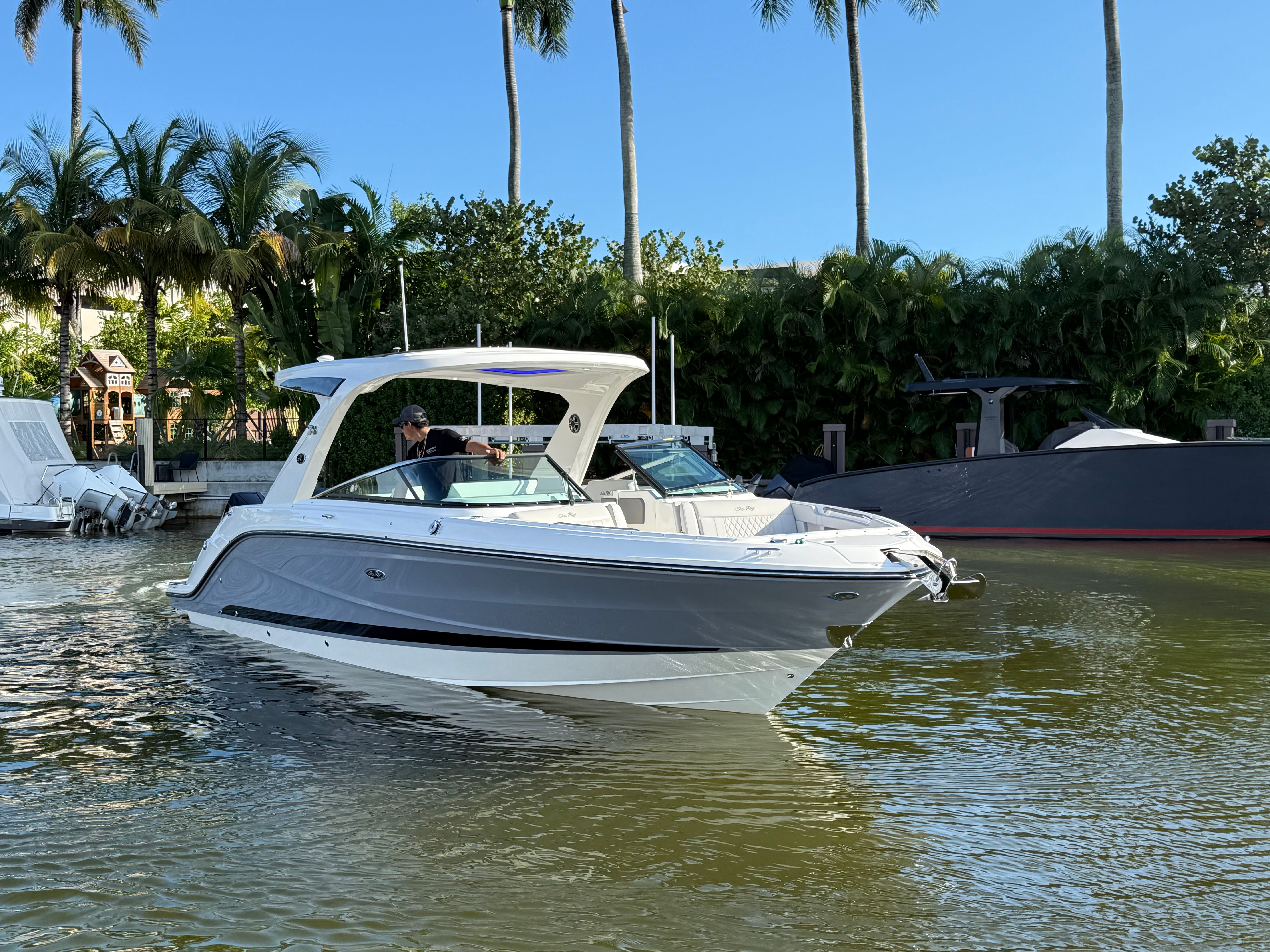 2026 Sea Ray SLX 310 Outboard Image Thumbnail #2