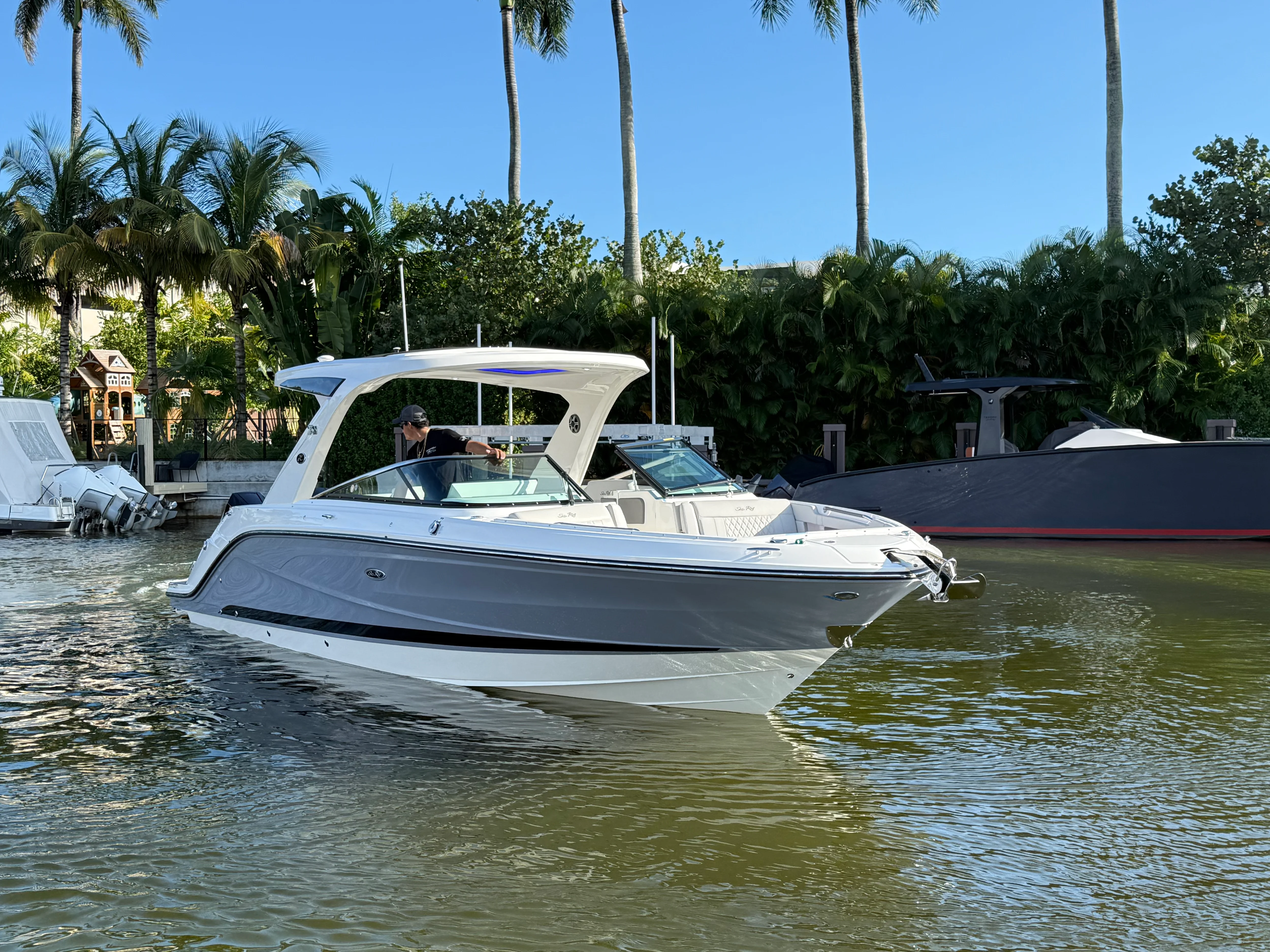 2026 Sea Ray SLX 310 Outboard Image Thumbnail #2