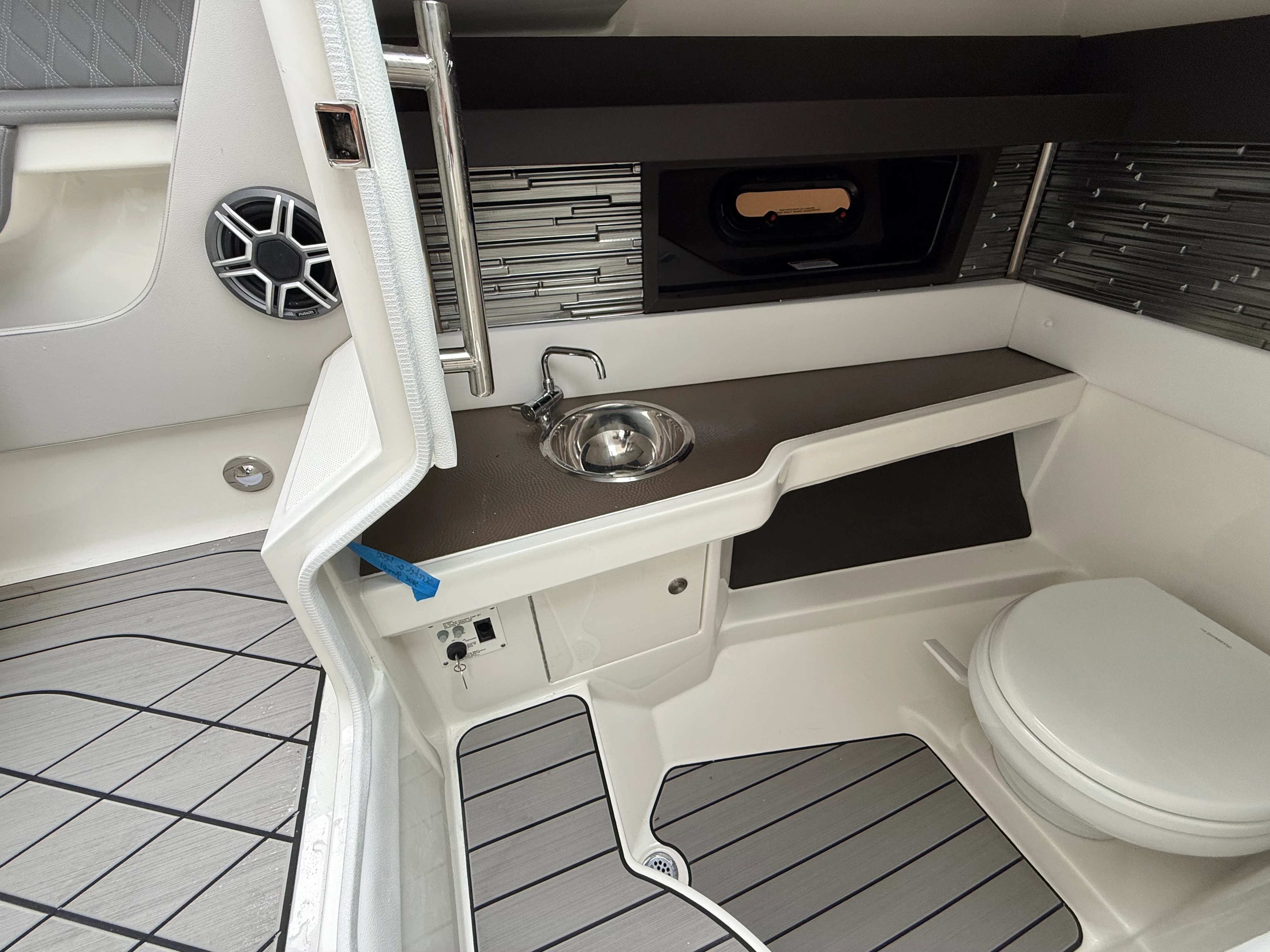 2026 Sea Ray SLX 310 Outboard Image Thumbnail #32