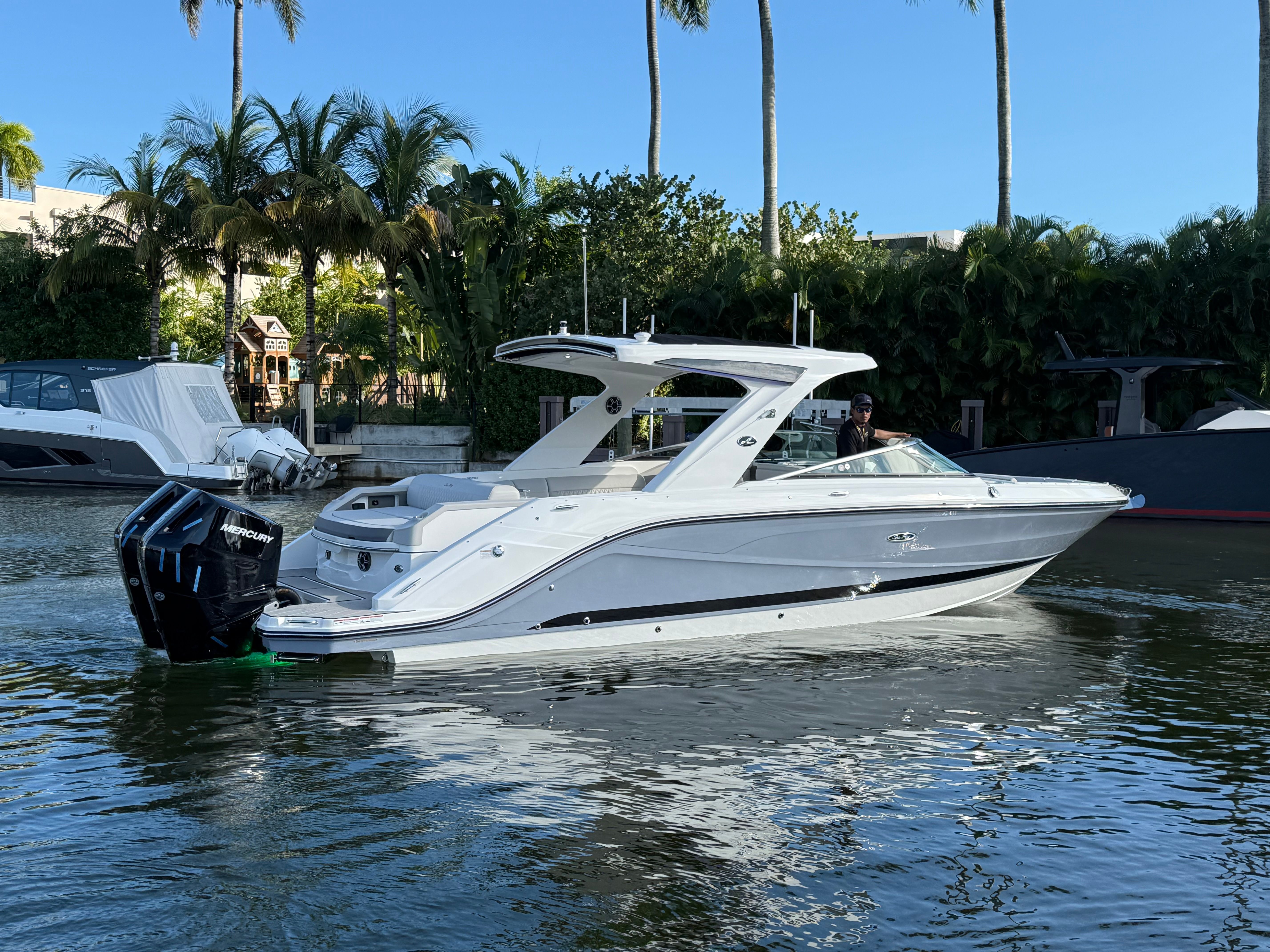 2026 Sea Ray SLX 310 Outboard Image Thumbnail #3