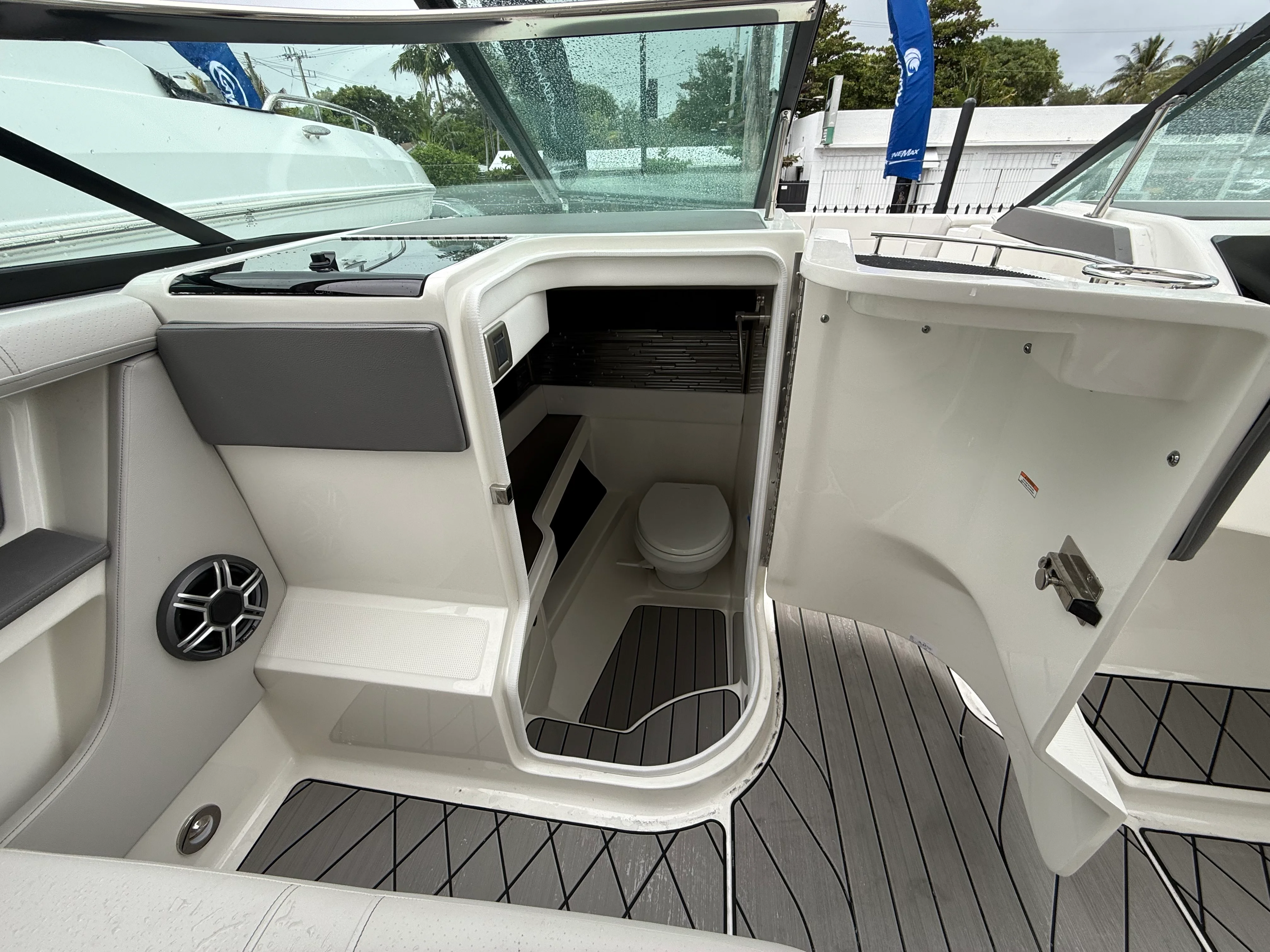 2026 Sea Ray SLX 310 Outboard Image Thumbnail #33