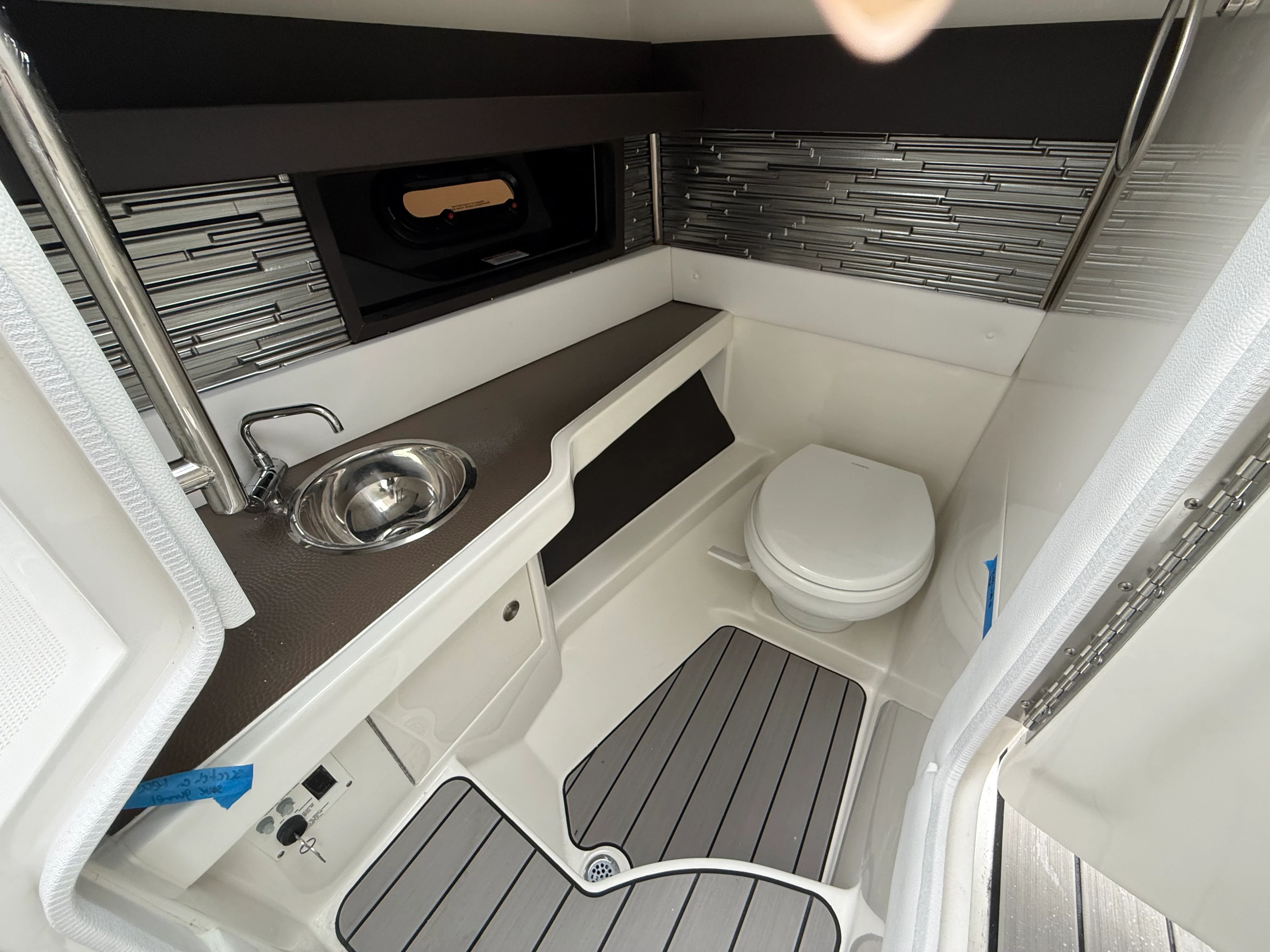 2026 Sea Ray SLX 310 Outboard Image Thumbnail #31