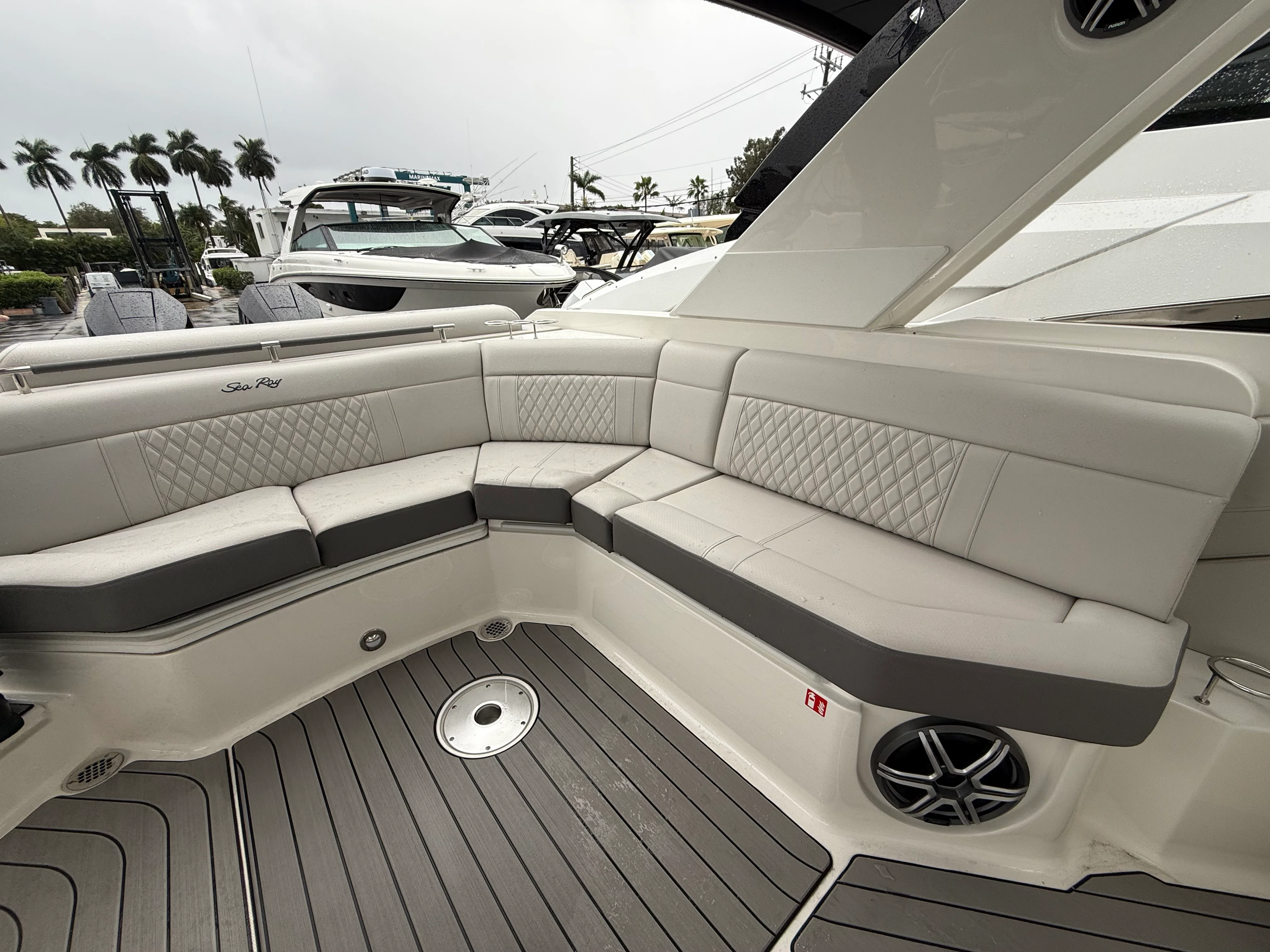 2026 Sea Ray SLX 310 Outboard Image Thumbnail #8