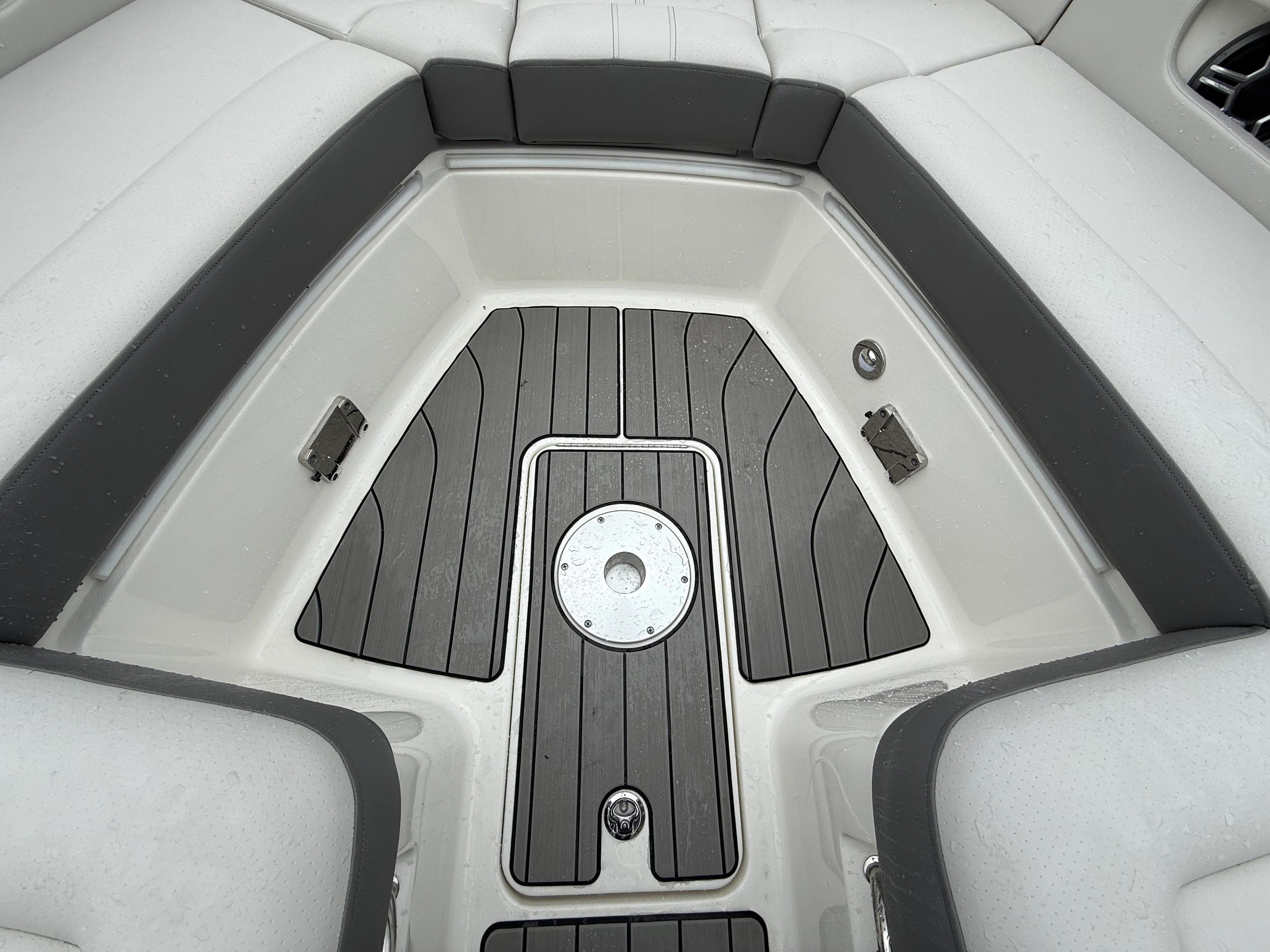 2026 Sea Ray SLX 310 Outboard Image Thumbnail #25