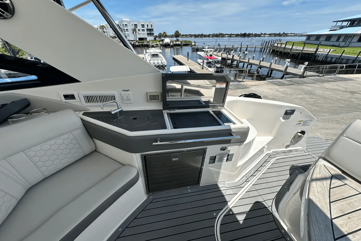 2021 Sea Ray 320 DA-OB Image Thumbnail #32