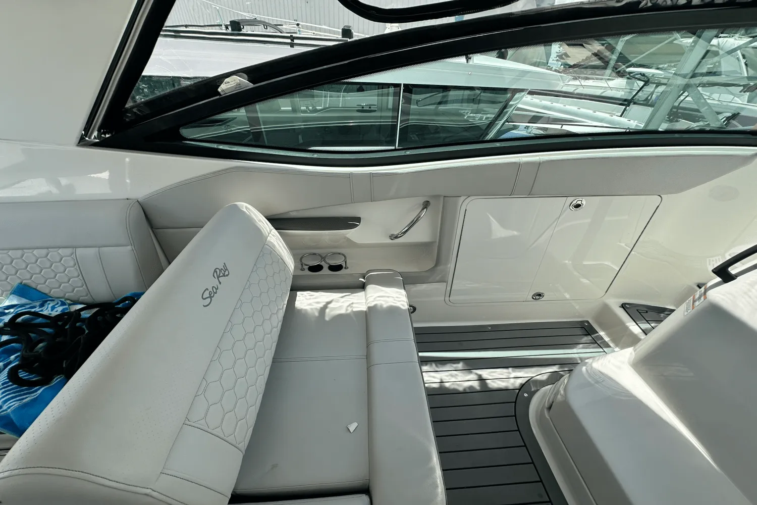 2021 Sea Ray 320 DA-OB Image Thumbnail #37