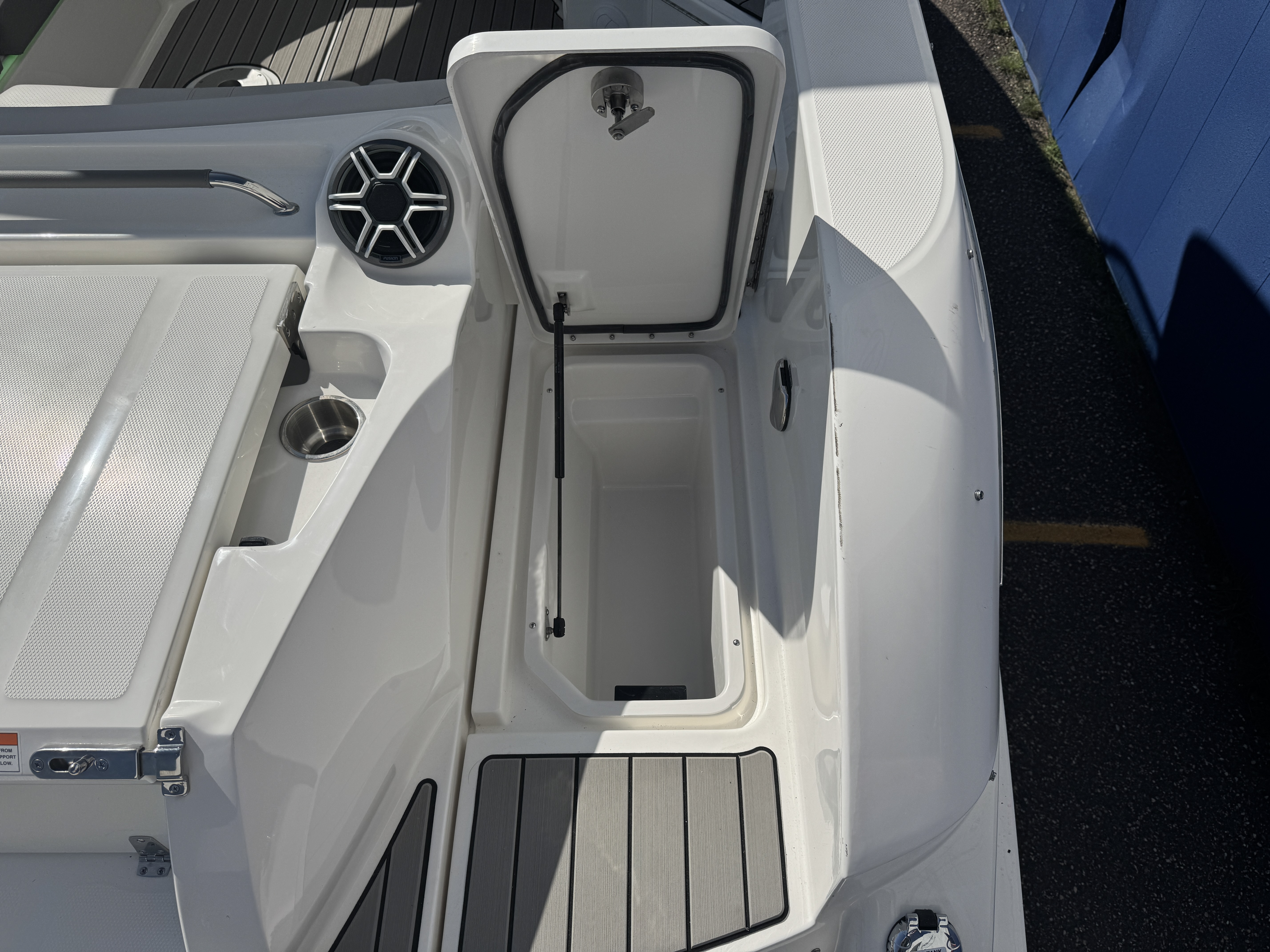 2026 Sea Ray SLX 350 Image Thumbnail #10