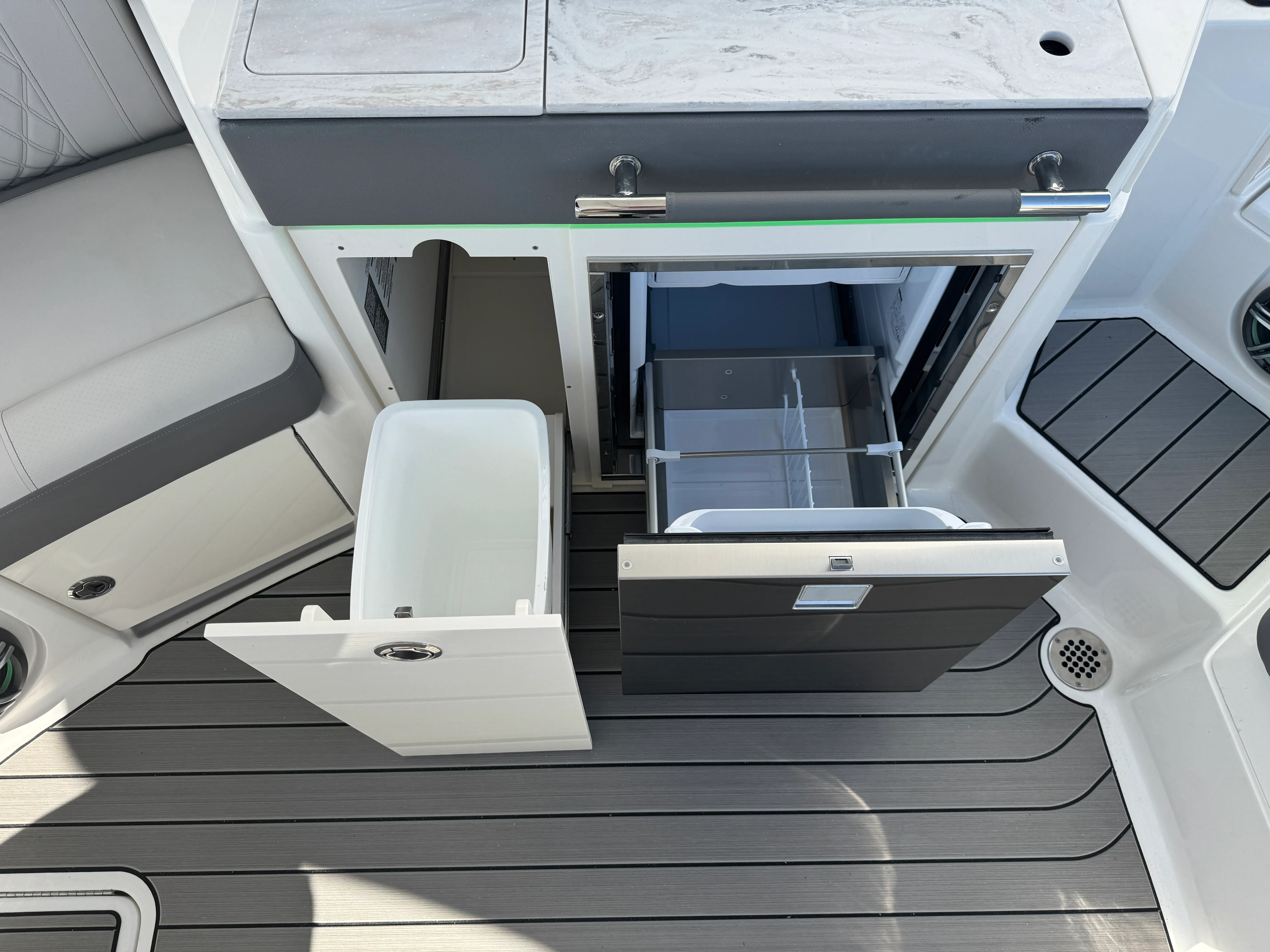 2026 Sea Ray SLX 350 Image Thumbnail #16